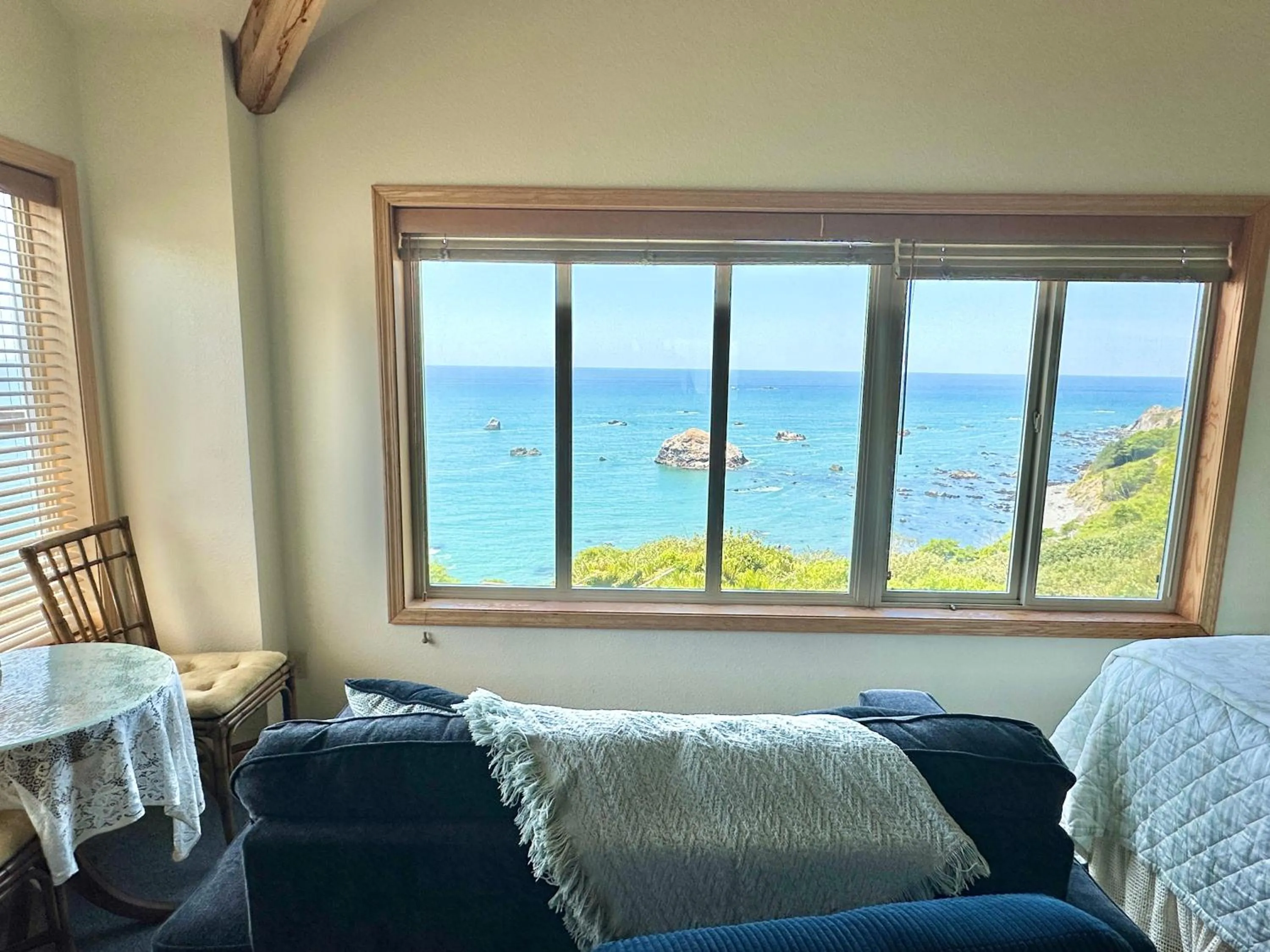 Bed in Turtle Rocks Oceanfront Inn