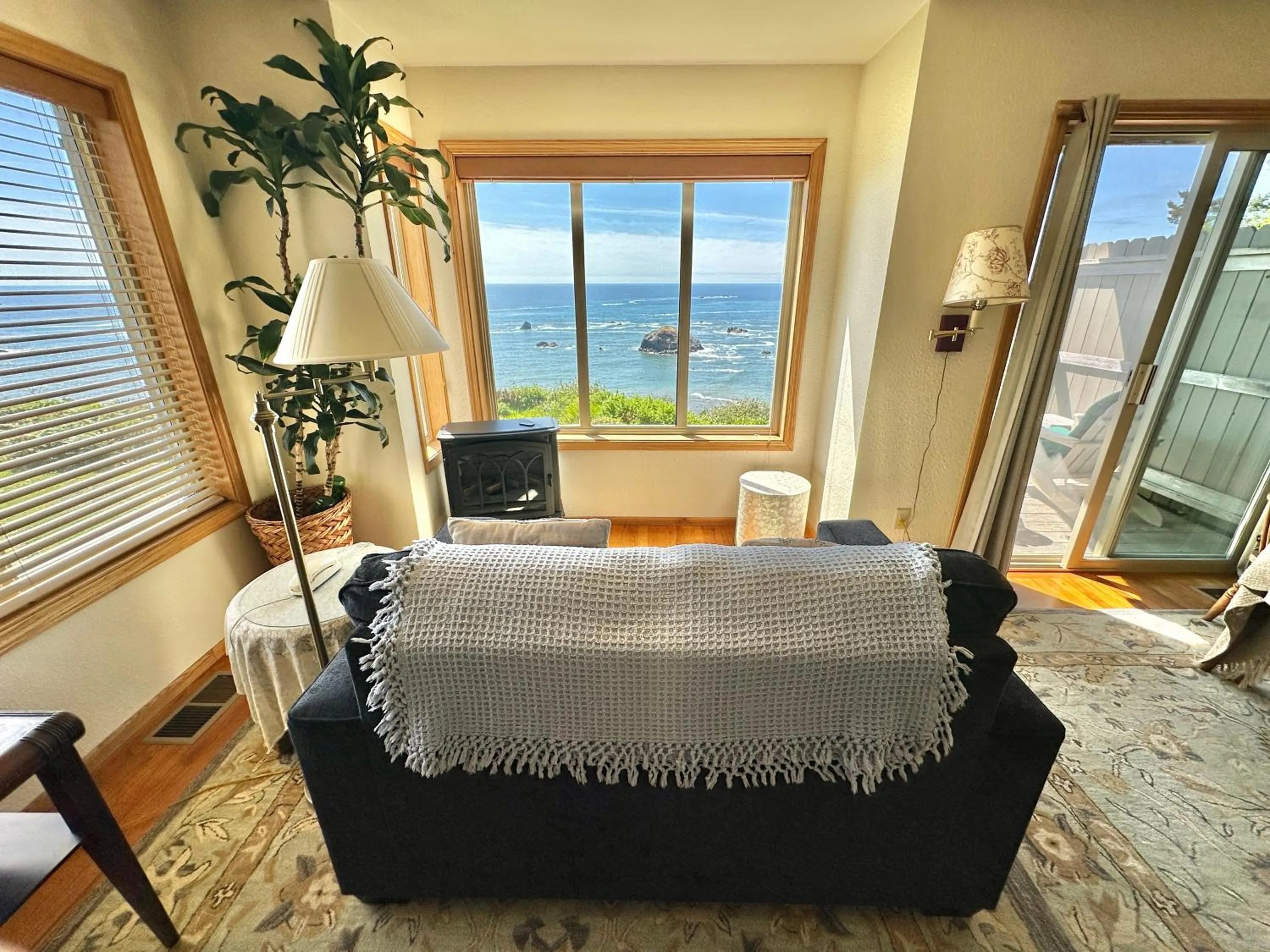 Bed in Turtle Rocks Oceanfront Inn