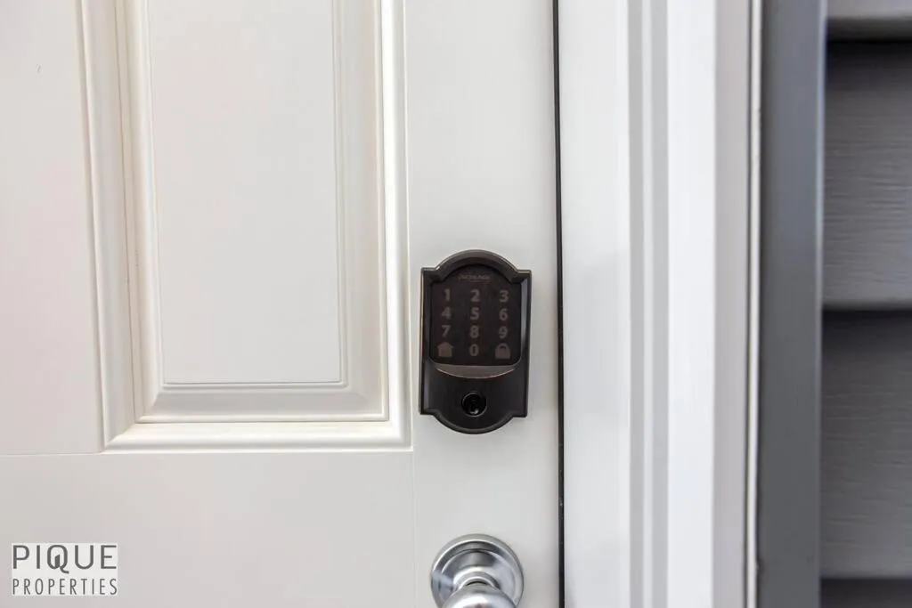 *NEW* Modern Suite King Bed! Netflix! Sleeps 4!