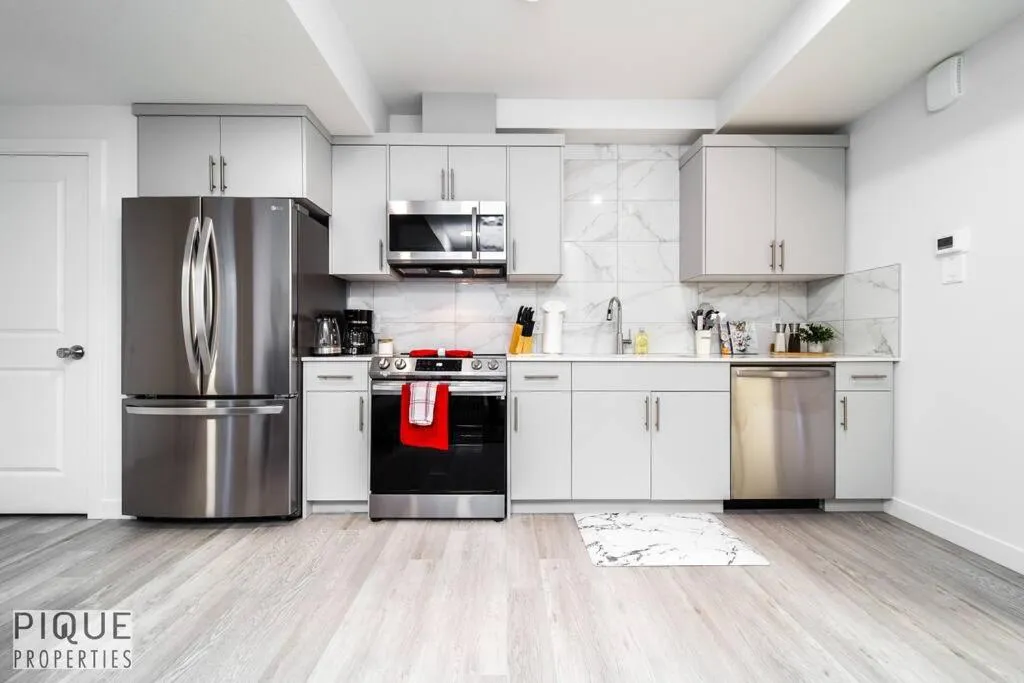 *NEW* Modern Suite King Bed! Netflix! Sleeps 4!