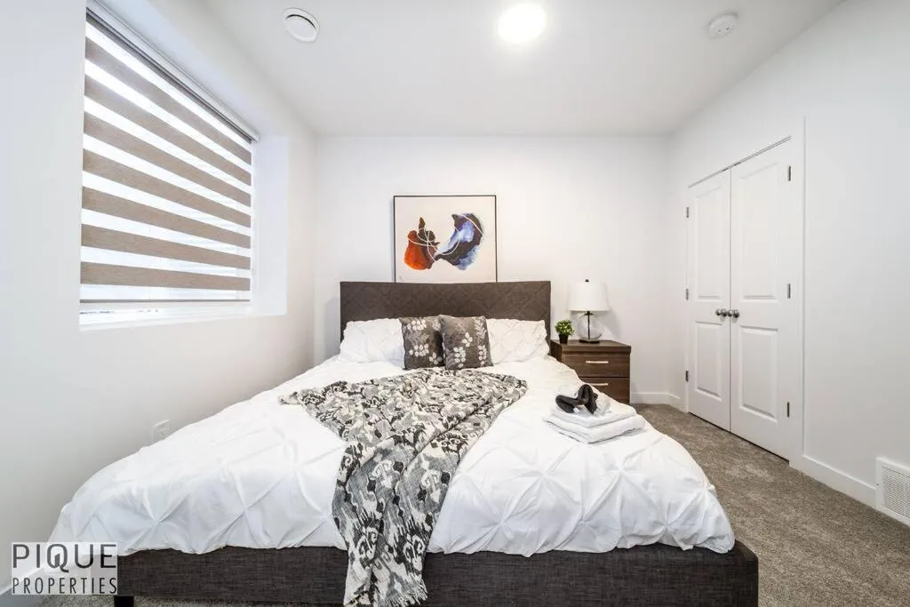 Bed in *NEW* Modern Suite King Bed! Netflix! Sleeps 4!