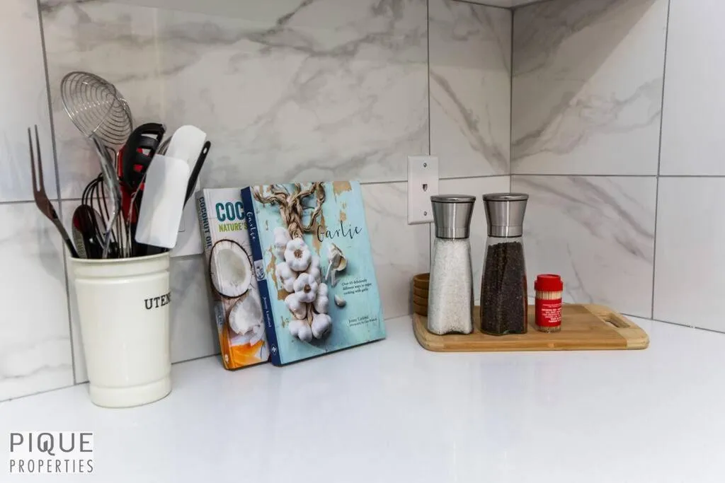 *NEW* Modern Suite King Bed! Netflix! Sleeps 4!