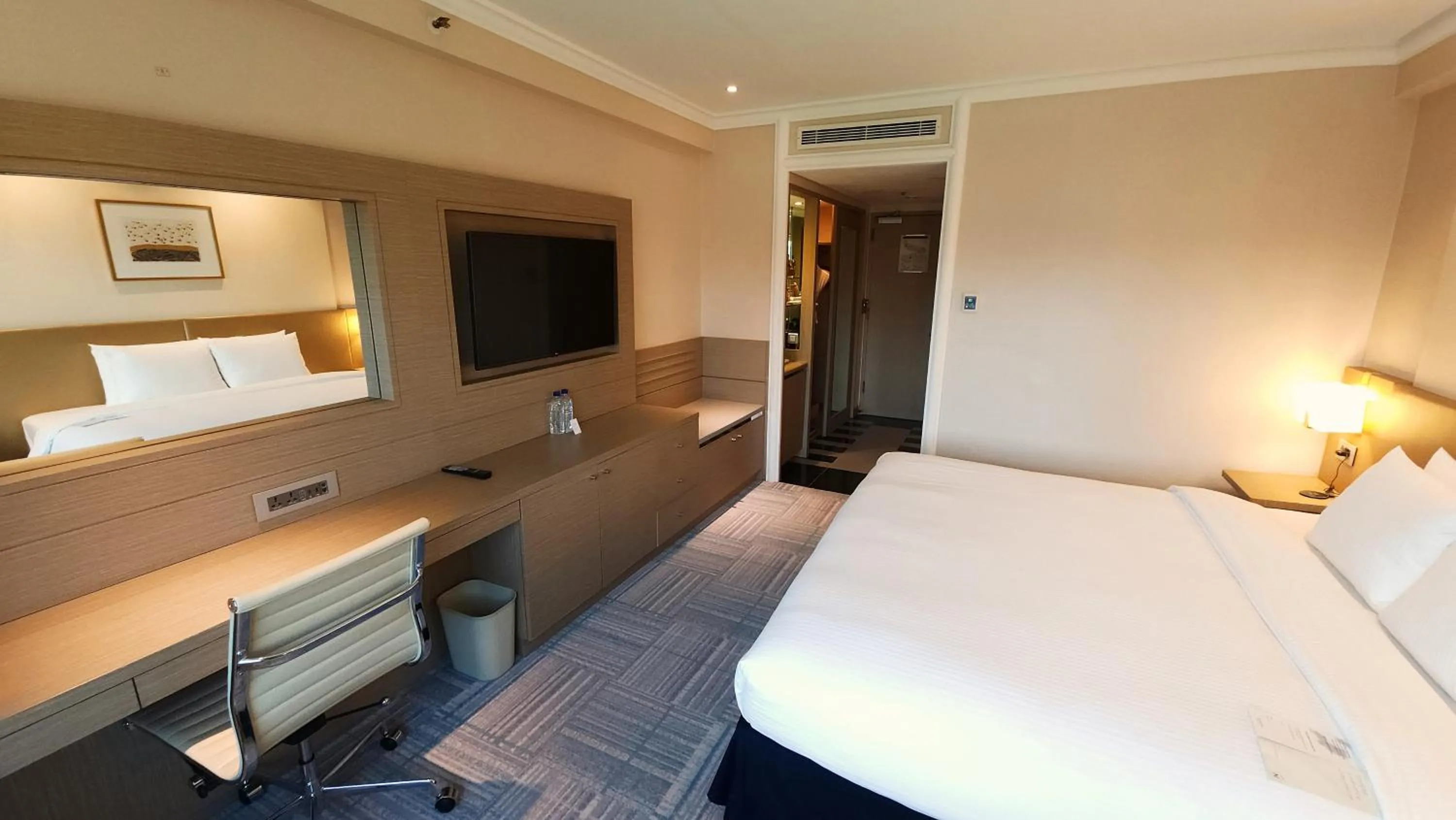 Photo of the whole room, Bed in Novotel Ambassador Seoul Gangnam