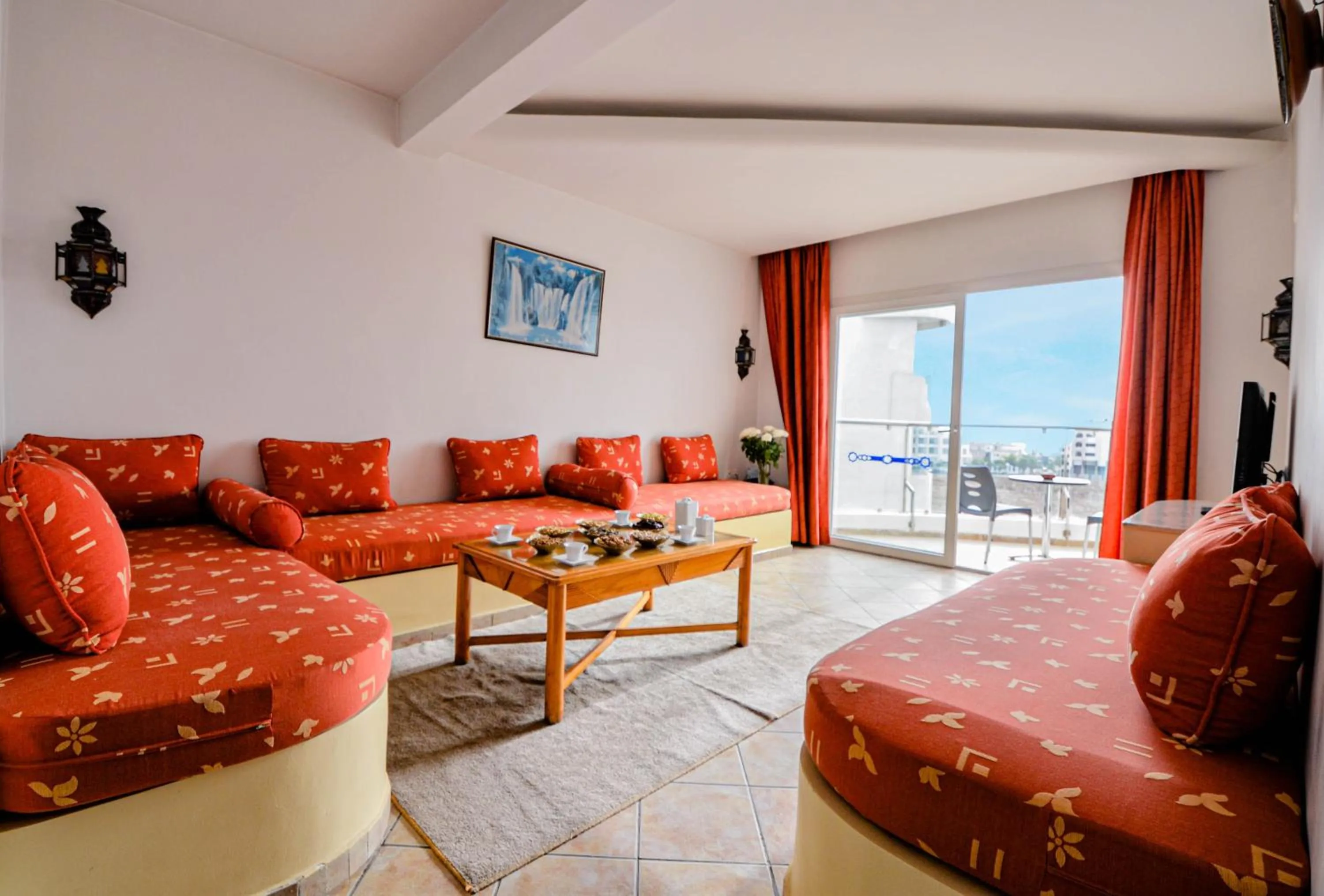 Communal lounge/ TV room in Intouriste Hôtel & Suites