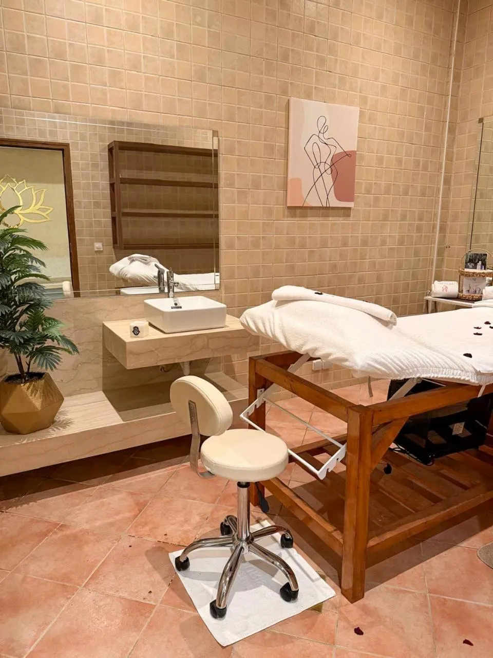 Hot Tub in Intouriste Hôtel & Suites