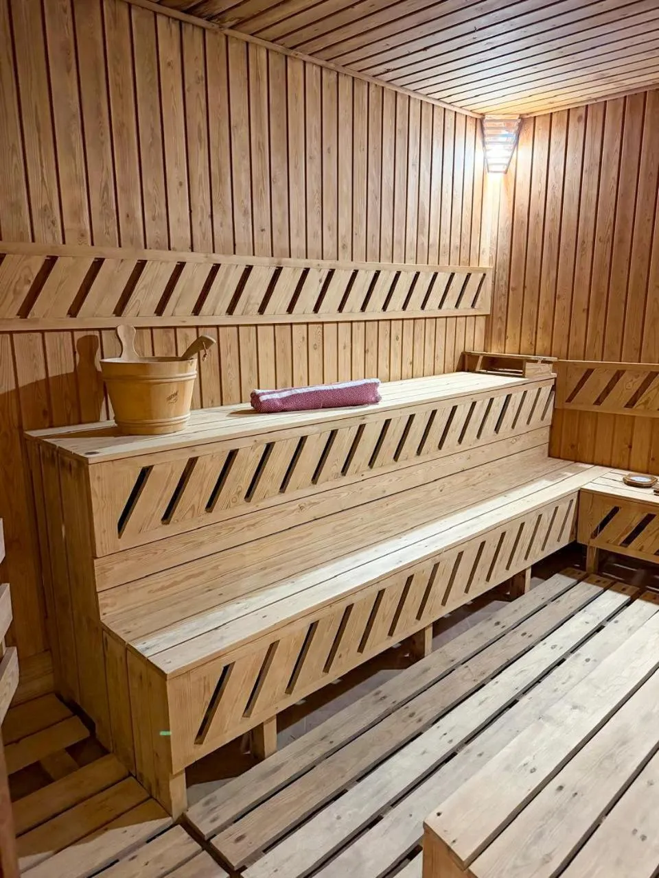 Hot Tub in Intouriste Hôtel & Suites