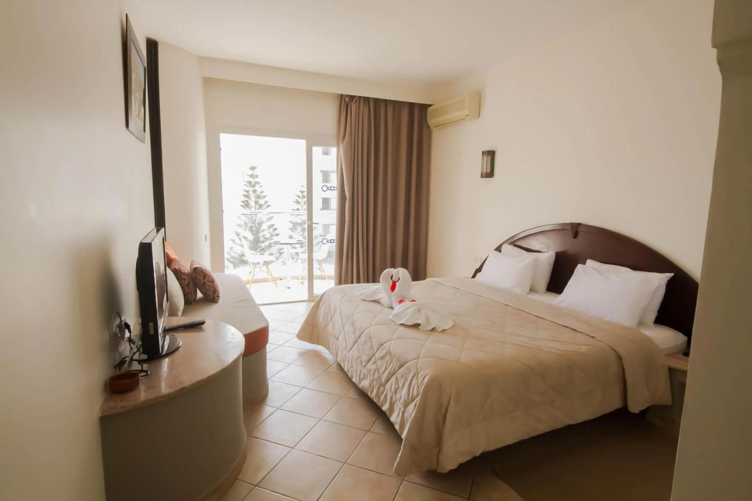 Bed in Intouriste Hôtel & Suites