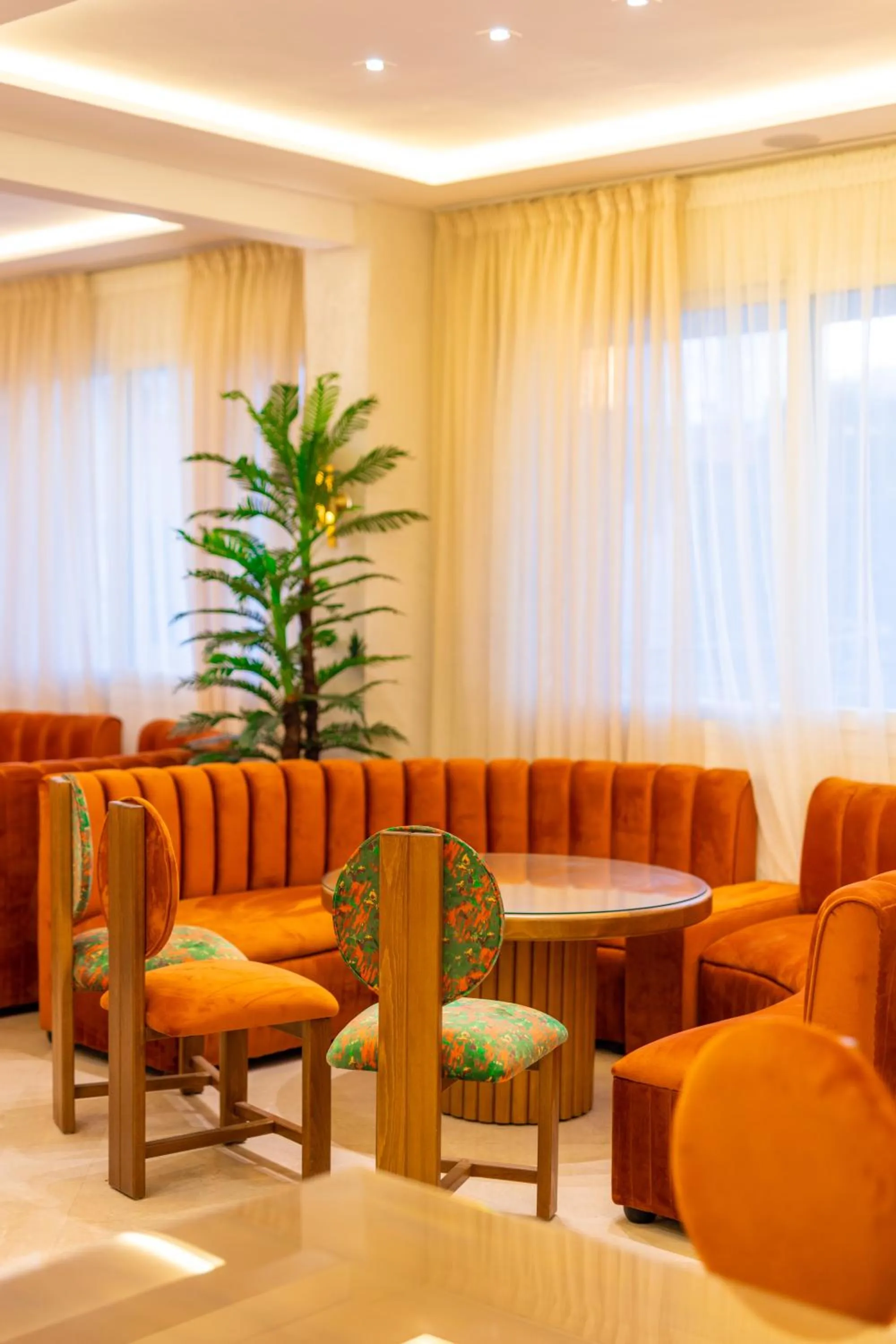 Restaurant/places to eat in Intouriste Hôtel & Suites