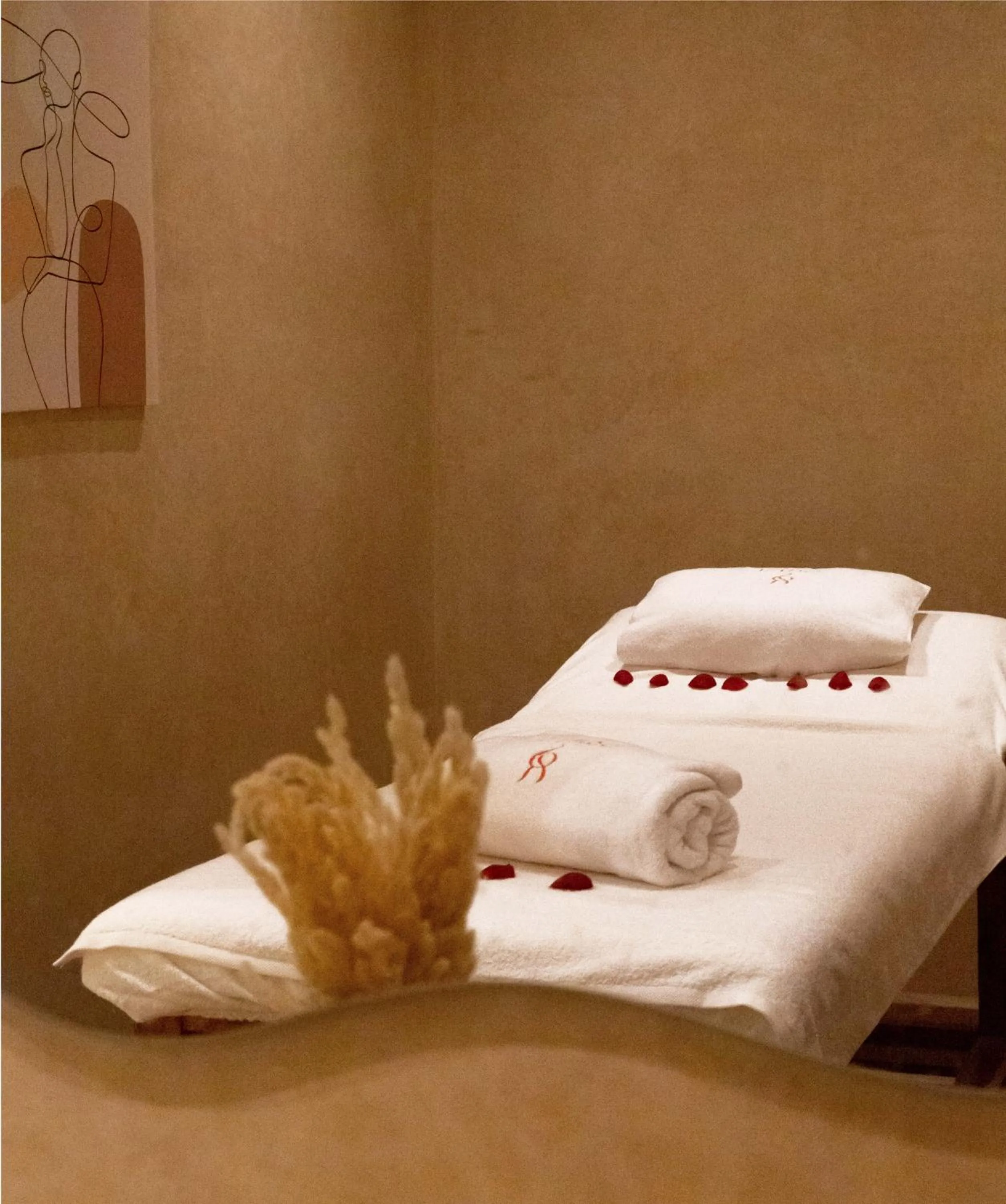Spa and wellness centre/facilities, Bed in Intouriste Hôtel & Suites