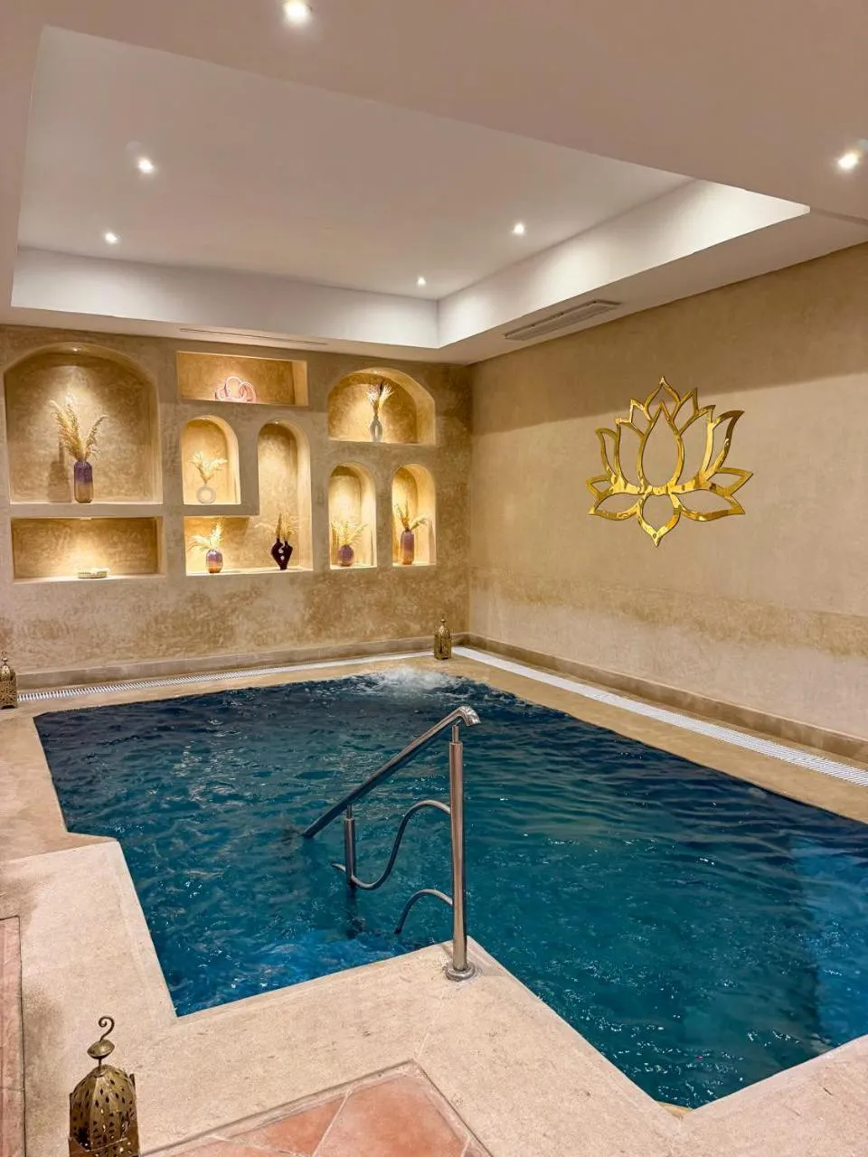 Hot Tub in Intouriste Hôtel & Suites