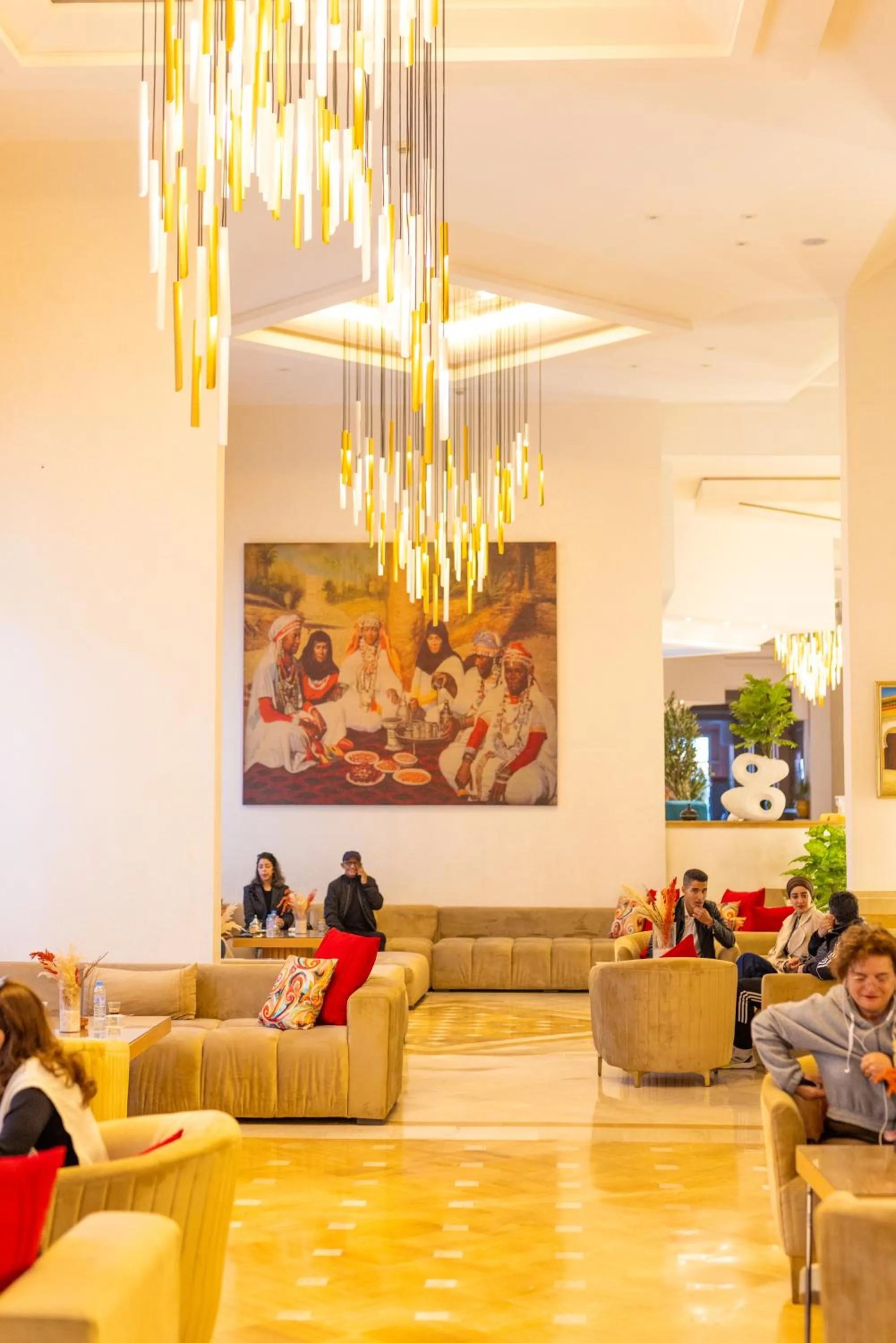 Restaurant/places to eat in Intouriste Hôtel & Suites