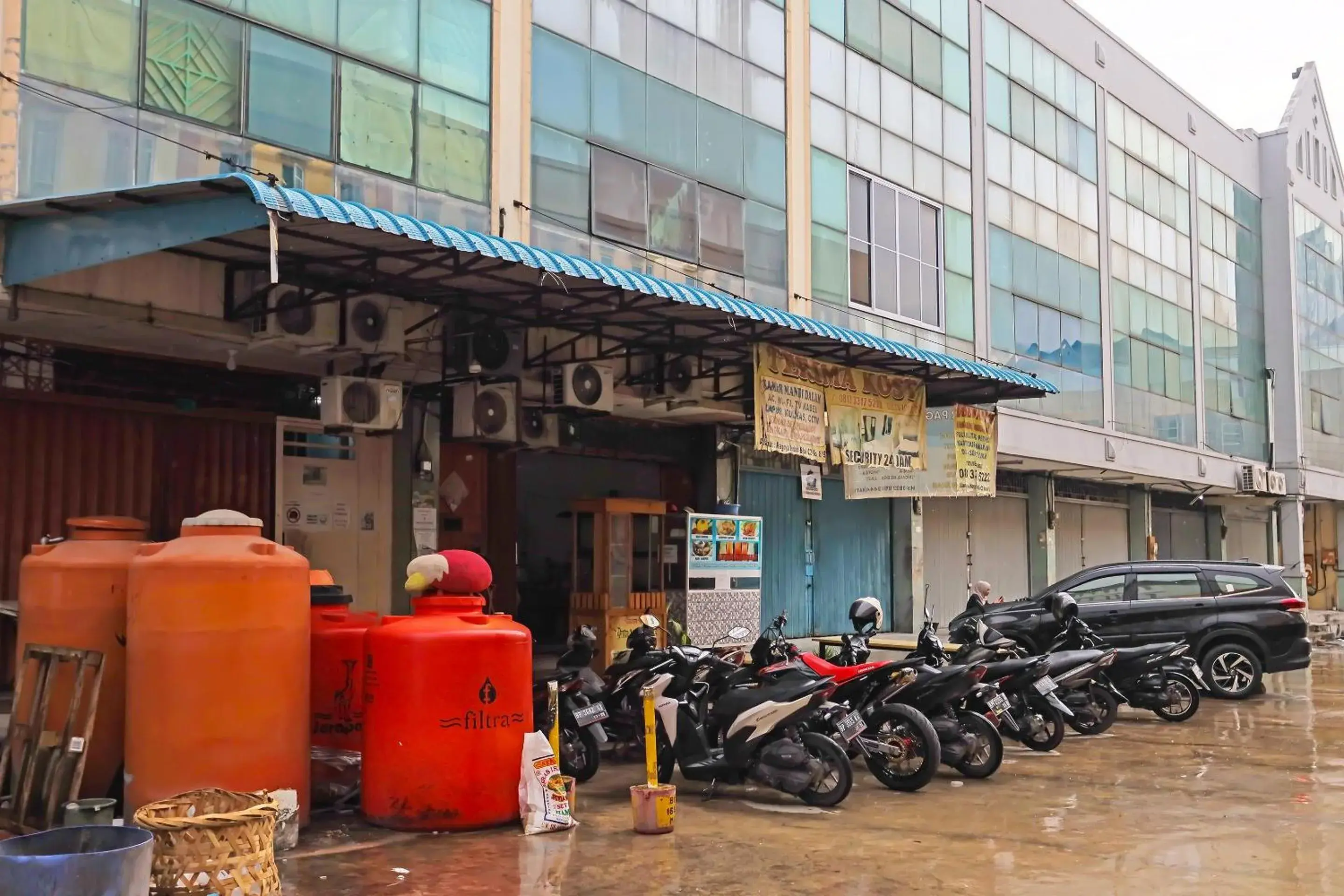 Facade/entrance in Hotel O Hasan House Syariah 2NearVihara Budhi Bhakti Facade/entrance in Hotel O Hasan House Syariah 2NearVihara Budhi Bhakti