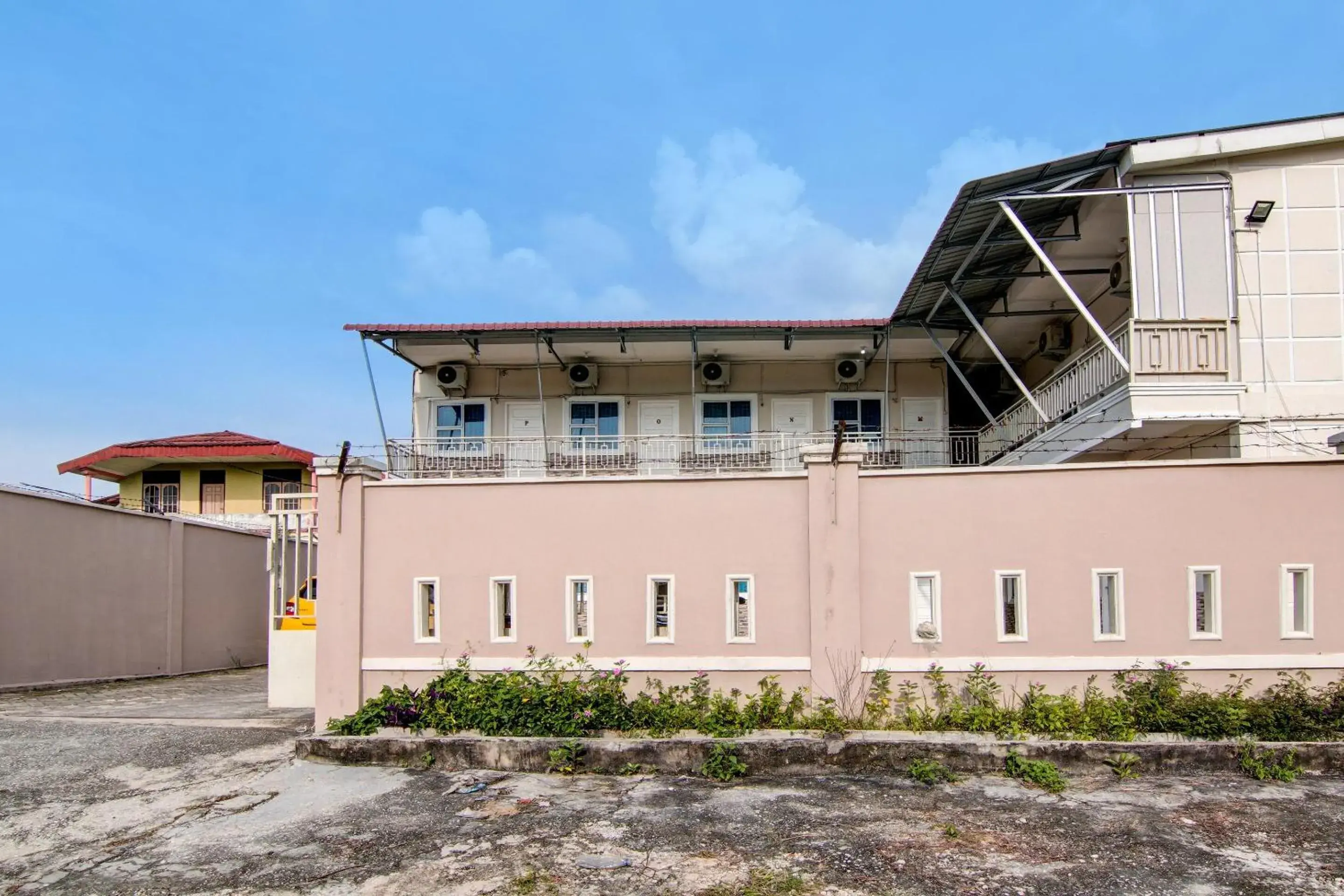 Facade/entrance in Hotel O Putri Homestay Syariah Near SPBU 14.282.694 (Air Hitam) Facade/entrance in Hotel O Putri Homestay Syariah Near SPBU 14.282.694 (Air Hitam)