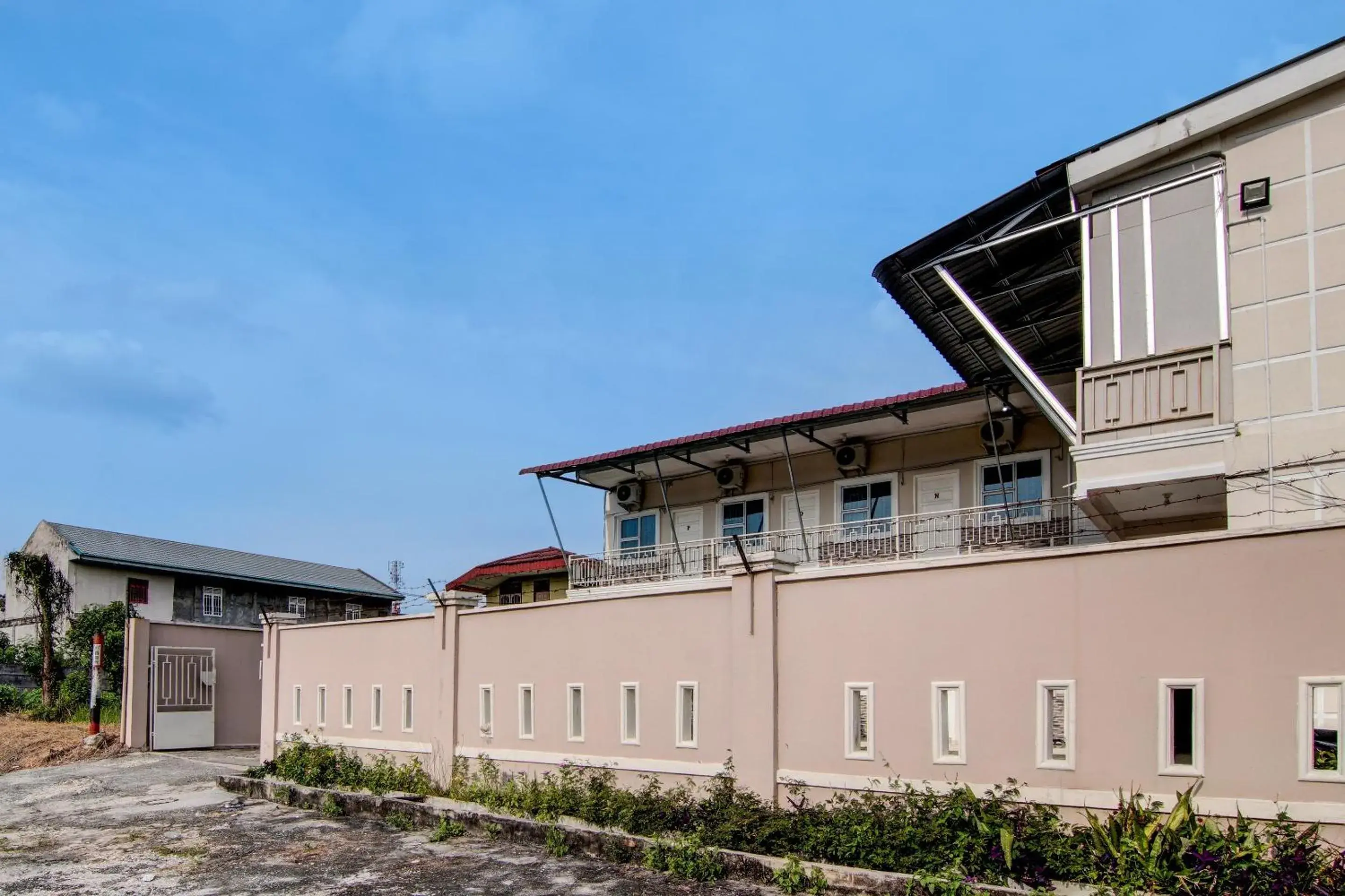 Facade/entrance in Hotel O Putri Homestay Syariah Near SPBU 14.282.694 (Air Hitam) Facade/entrance in Hotel O Putri Homestay Syariah Near SPBU 14.282.694 (Air Hitam)