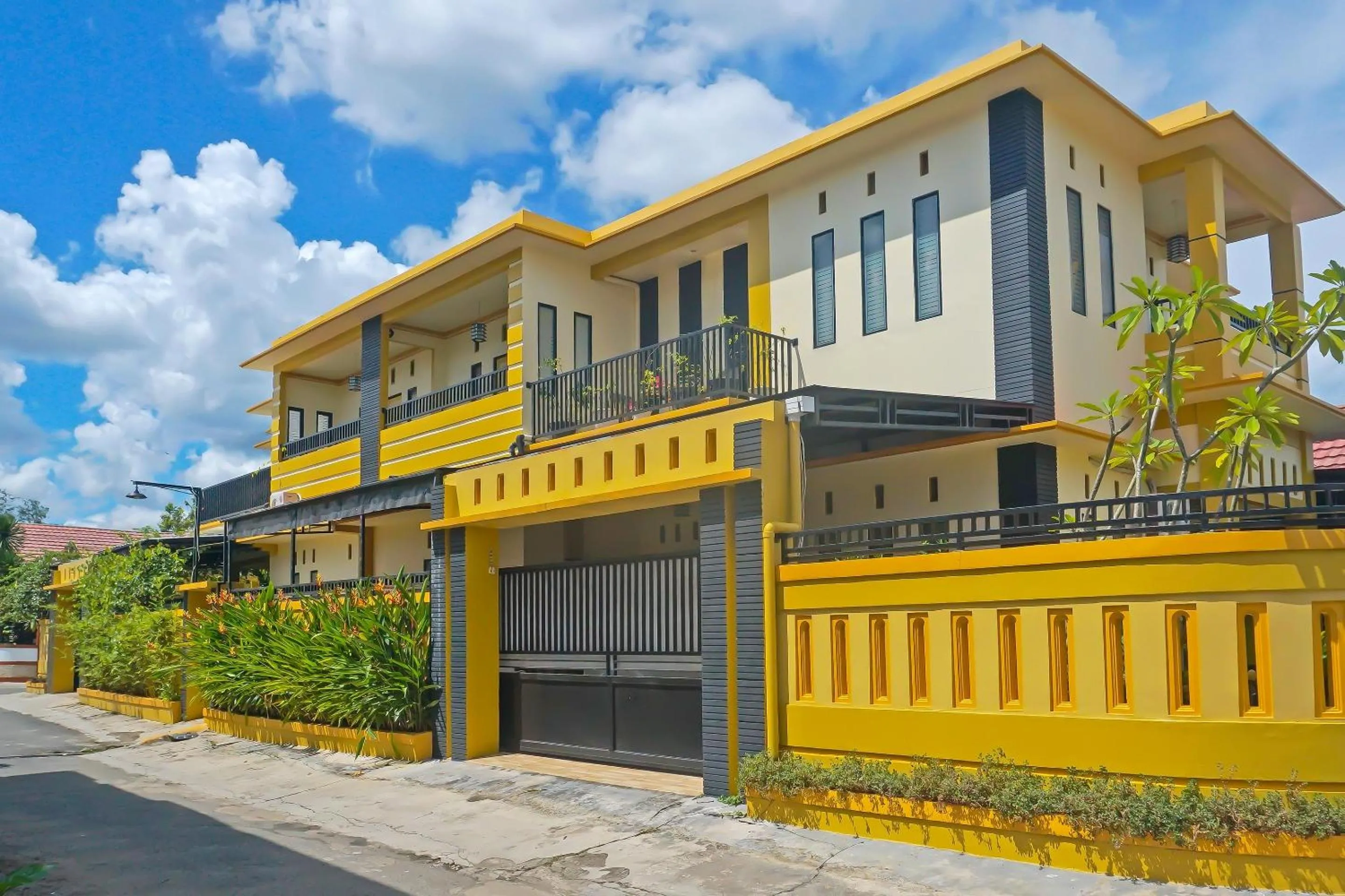 Facade/entrance in Hotel O Azeela Kost Syariah