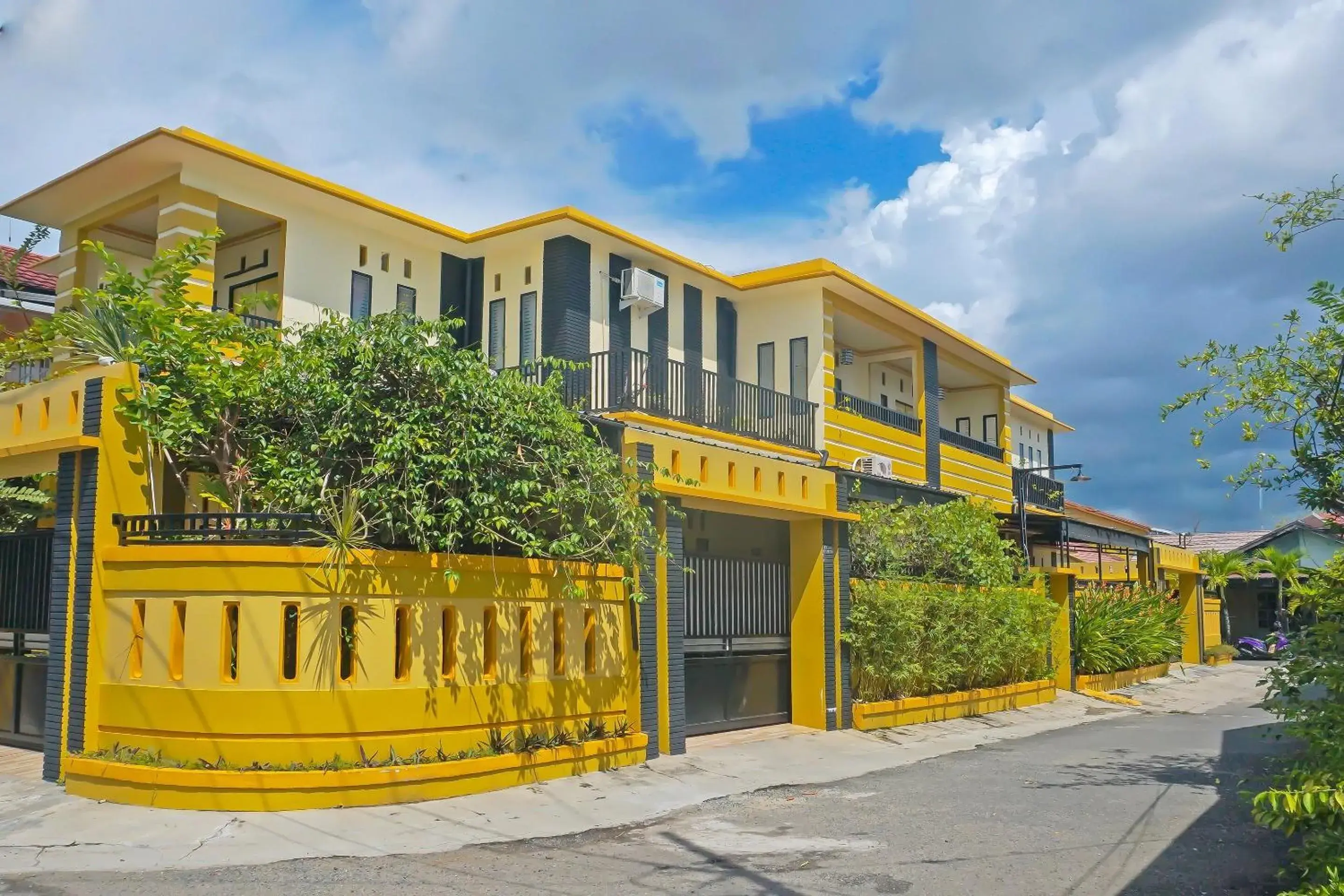 Facade/entrance in Hotel O Azeela Kost Syariah Facade/entrance in Hotel O Azeela Kost Syariah
