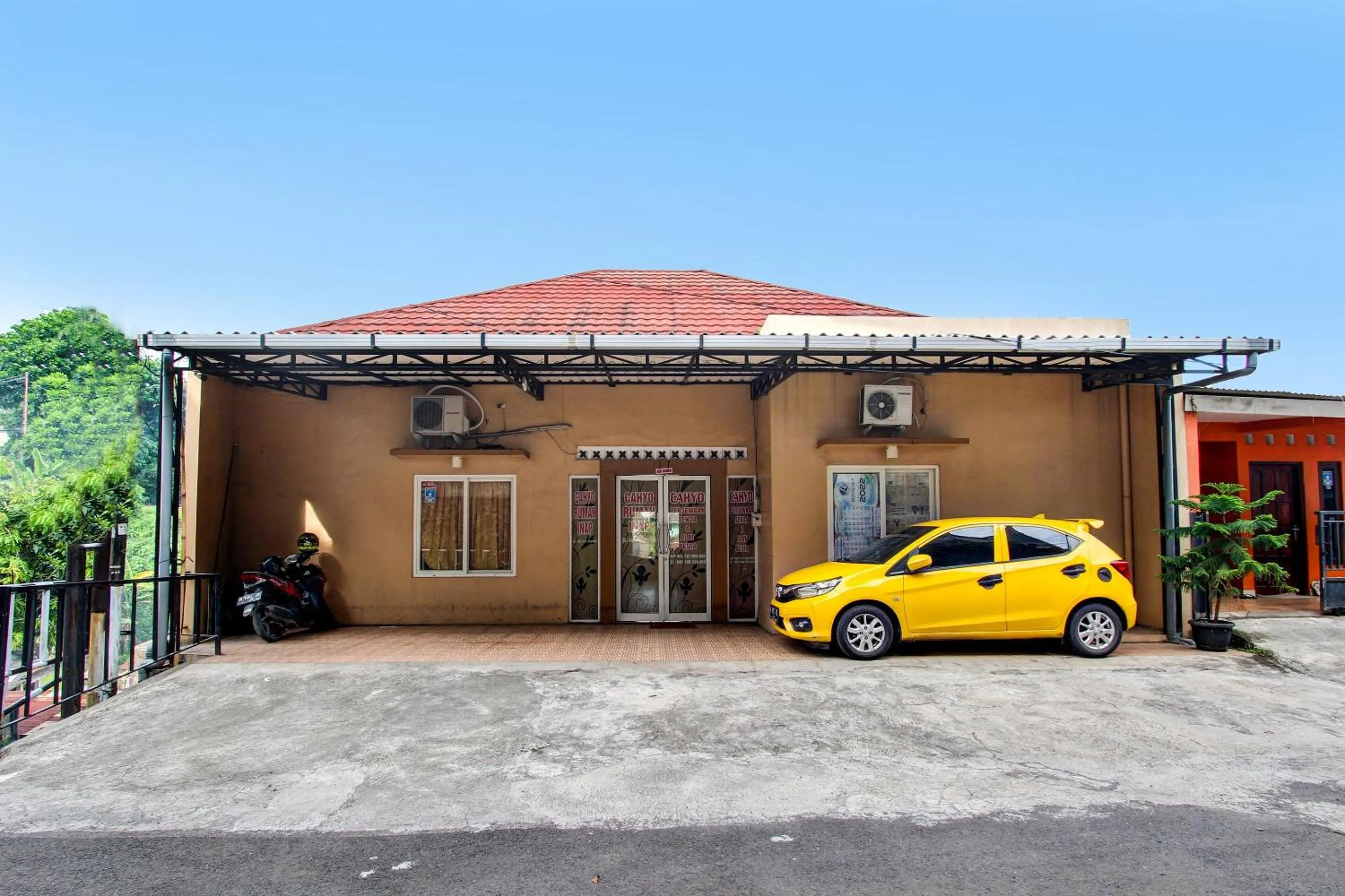 Facade/entrance in OYO 92459 Cahyo Kost 2