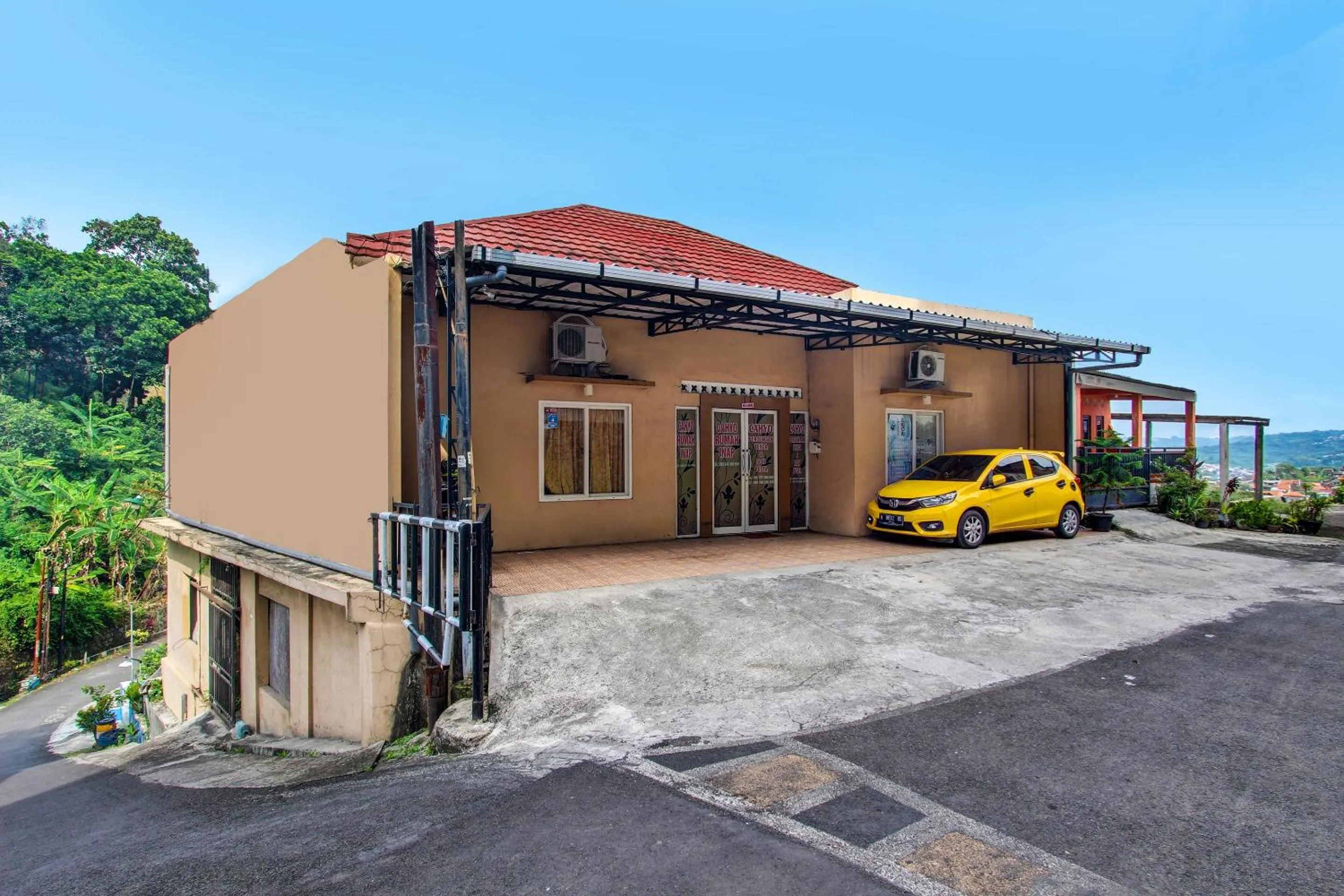 Facade/entrance in OYO 92459 Cahyo Kost 2