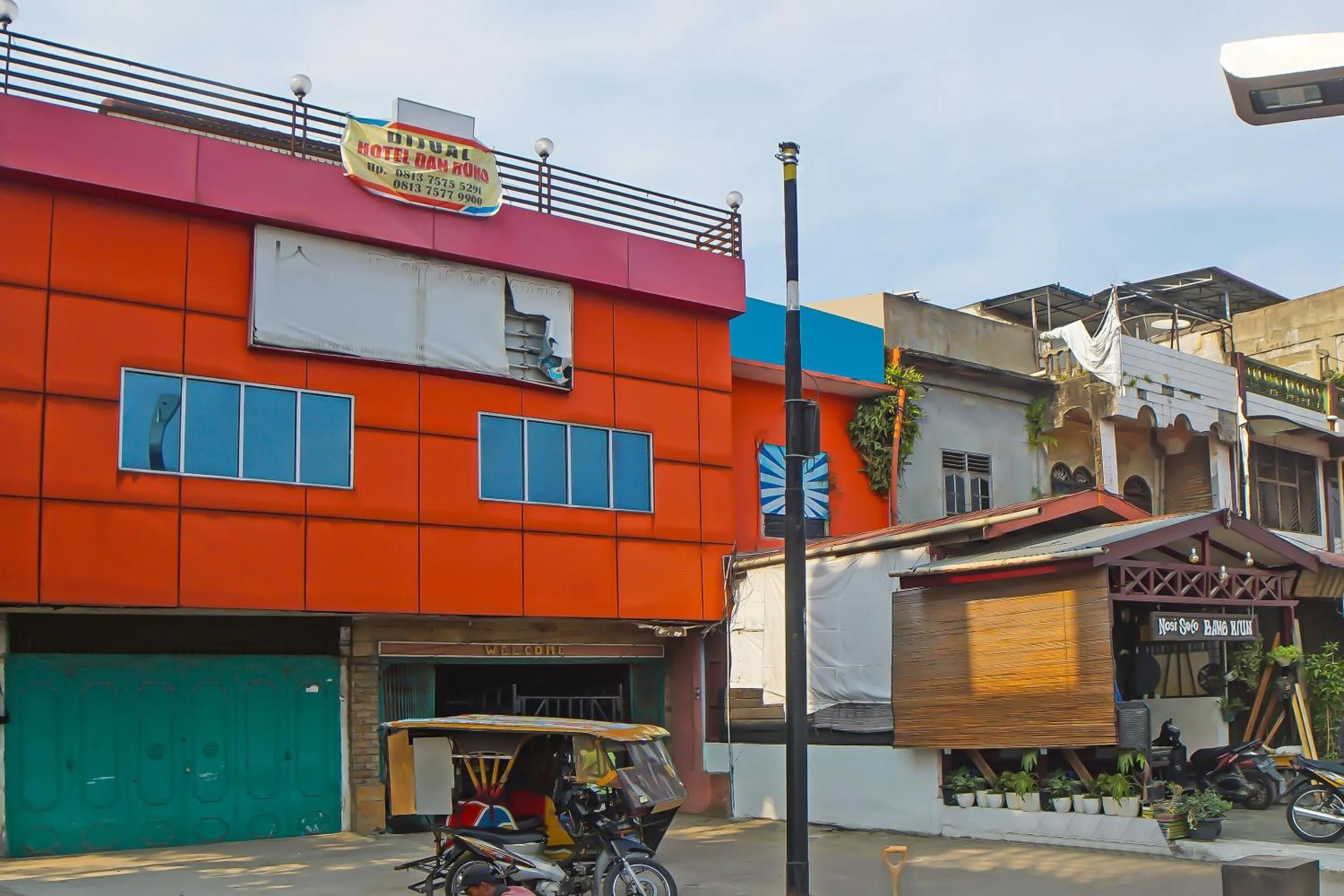 Facade/entrance in OYO 92463 Deli Hotel Medan