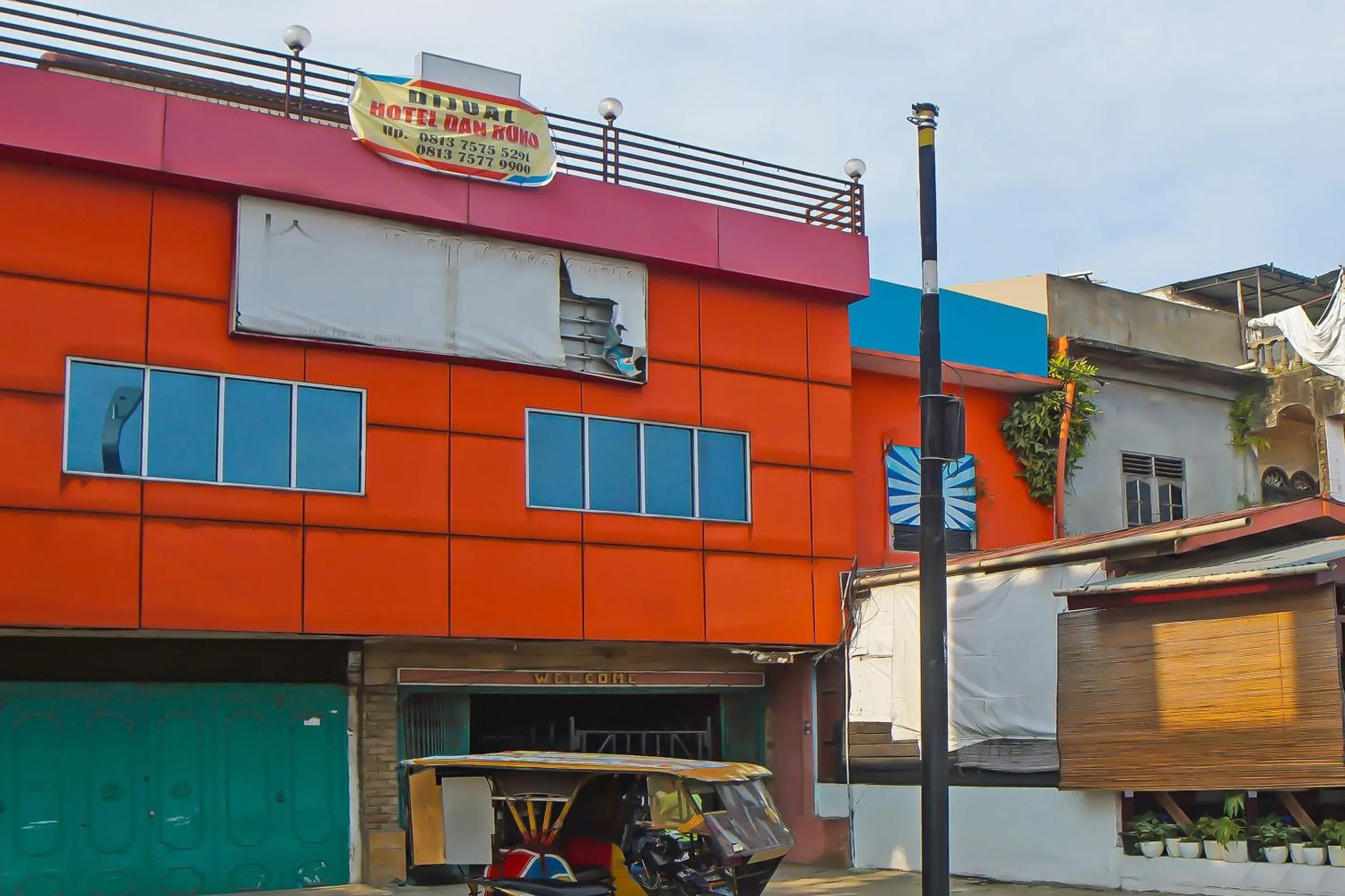 Facade/entrance in OYO 92463 Deli Hotel Medan Facade/entrance in OYO 92463 Deli Hotel Medan