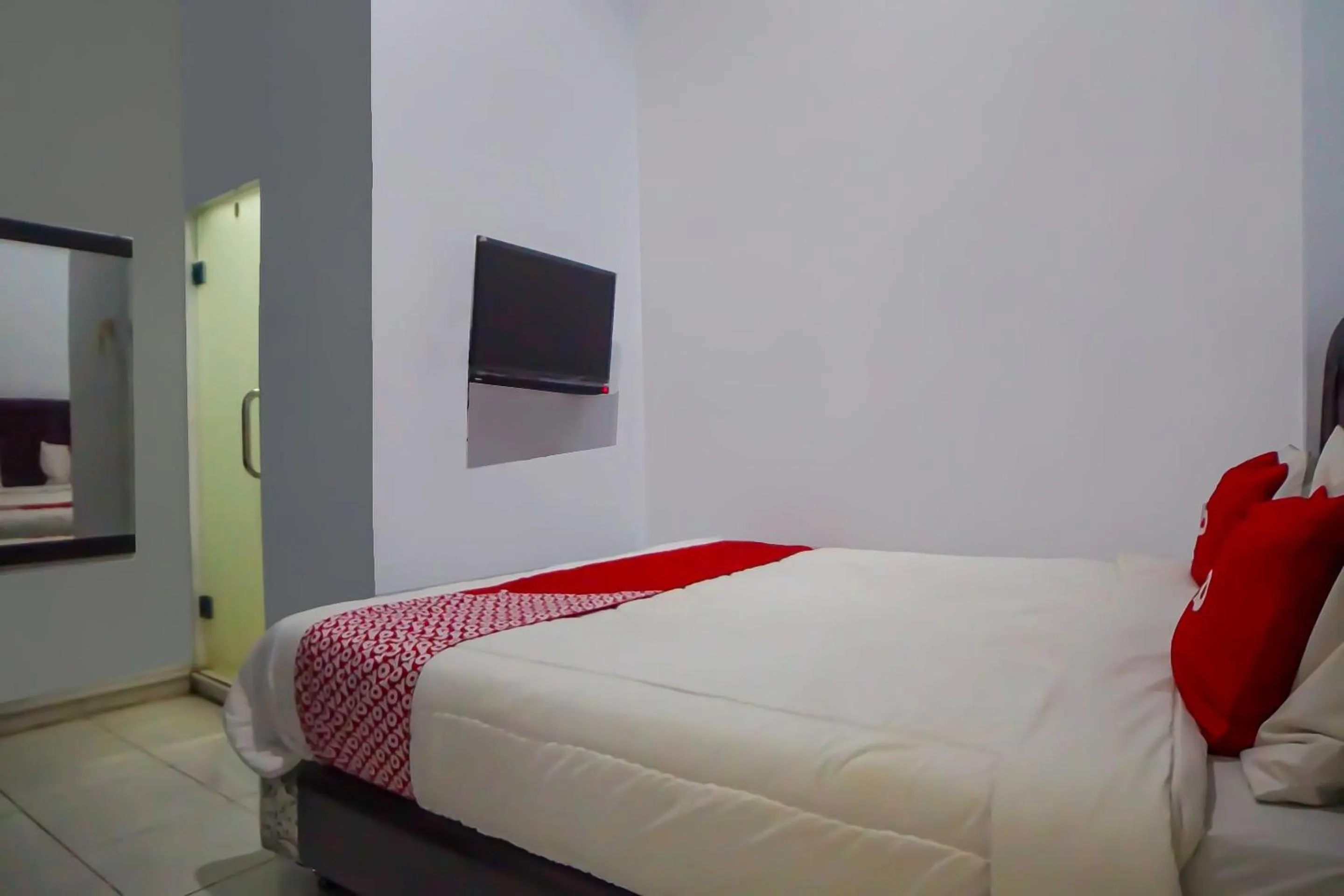 Bedroom in OYO 92463 Deli Hotel Medan