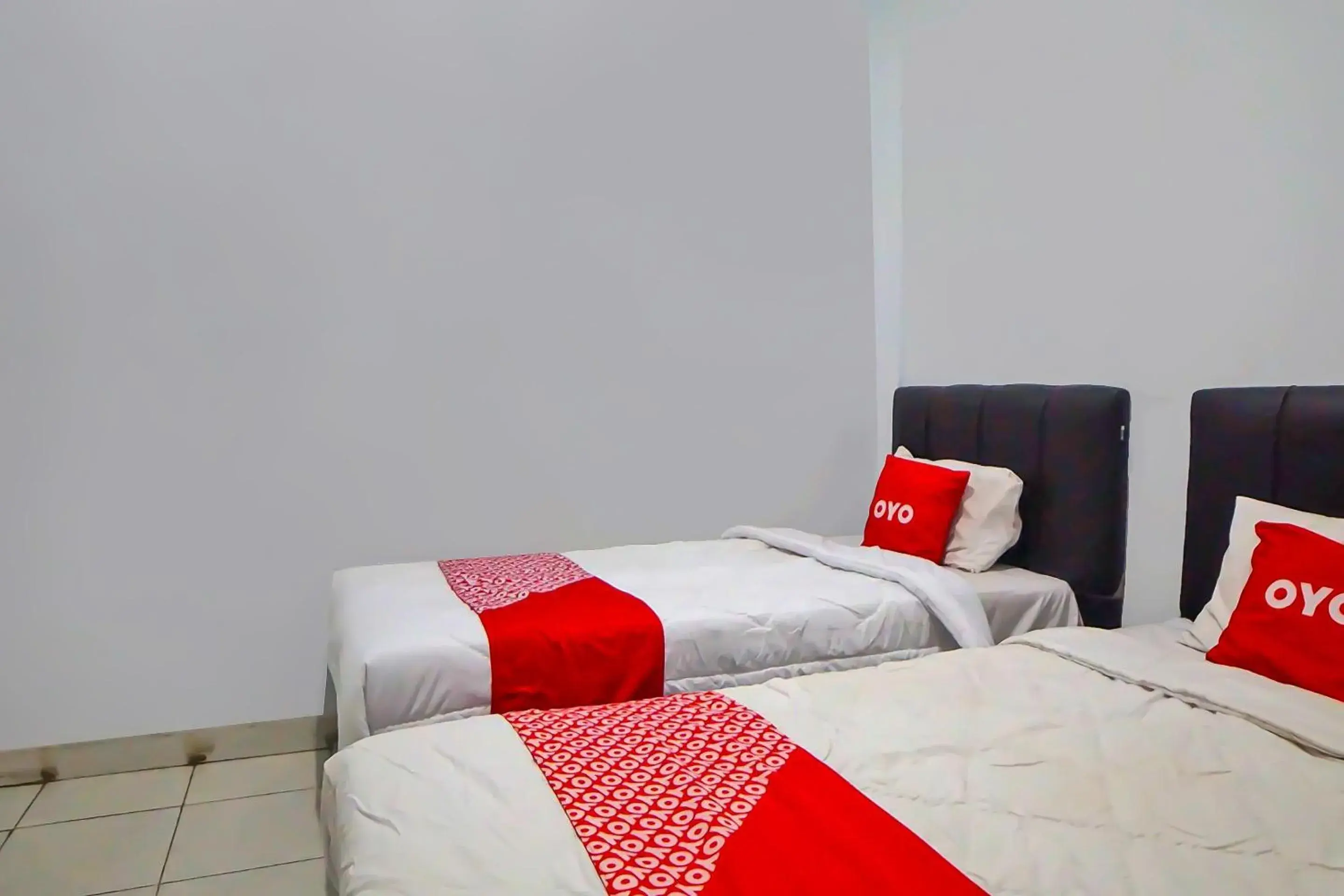 Bedroom in OYO 92463 Deli Hotel Medan Bedroom in OYO 92463 Deli Hotel Medan