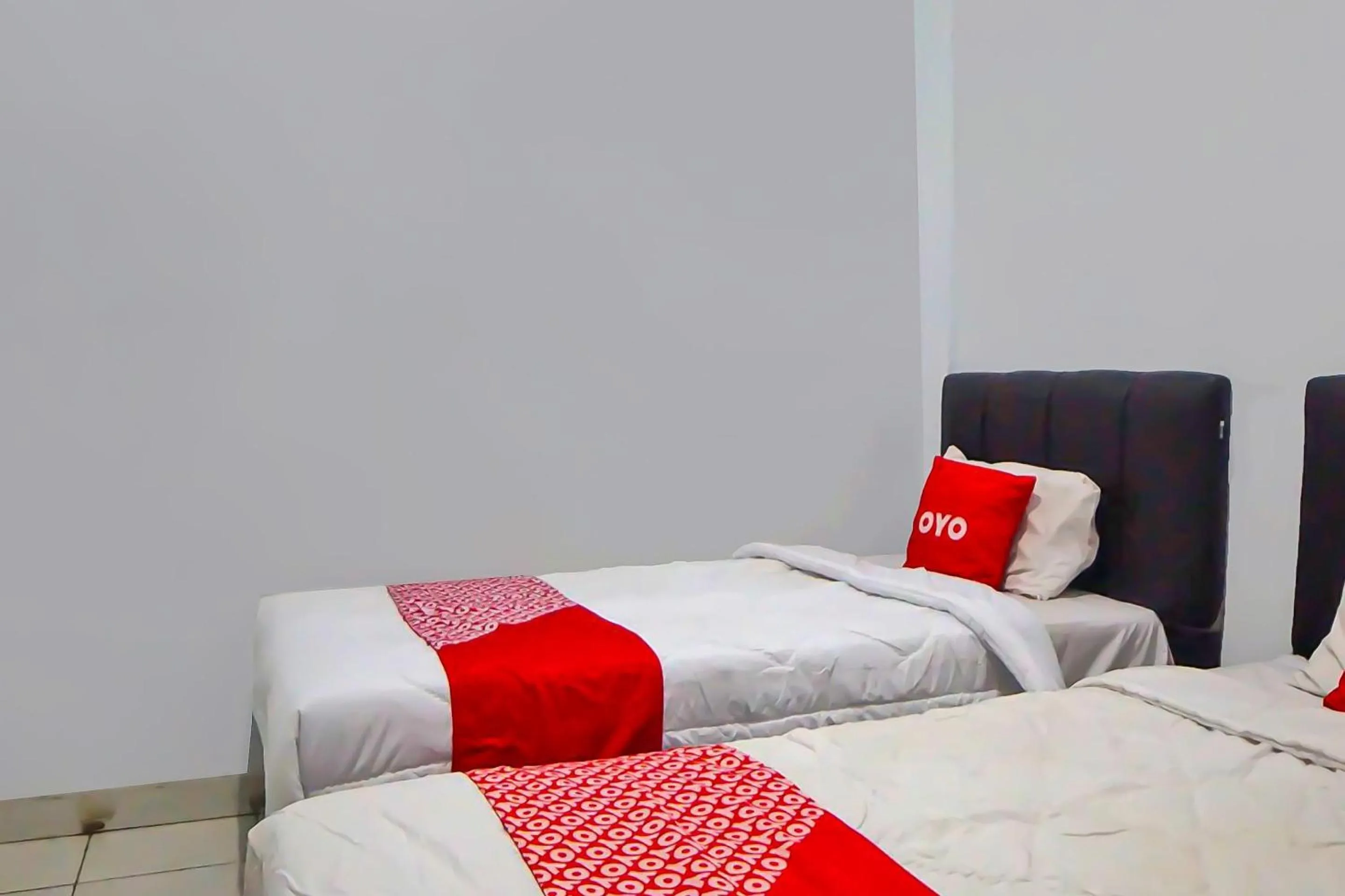 Bedroom in OYO 92463 Deli Hotel Medan