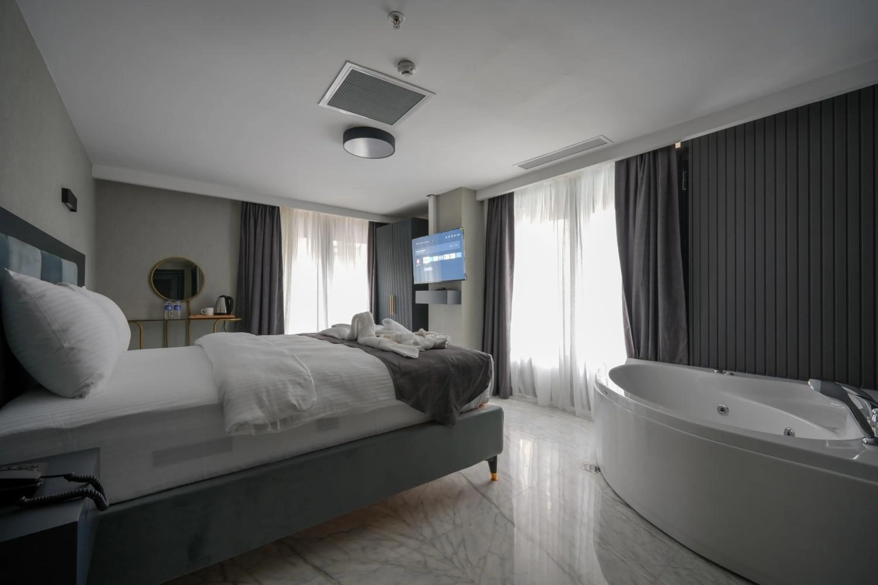 Hot Tub, Bed in Hotel Kurucesme Business