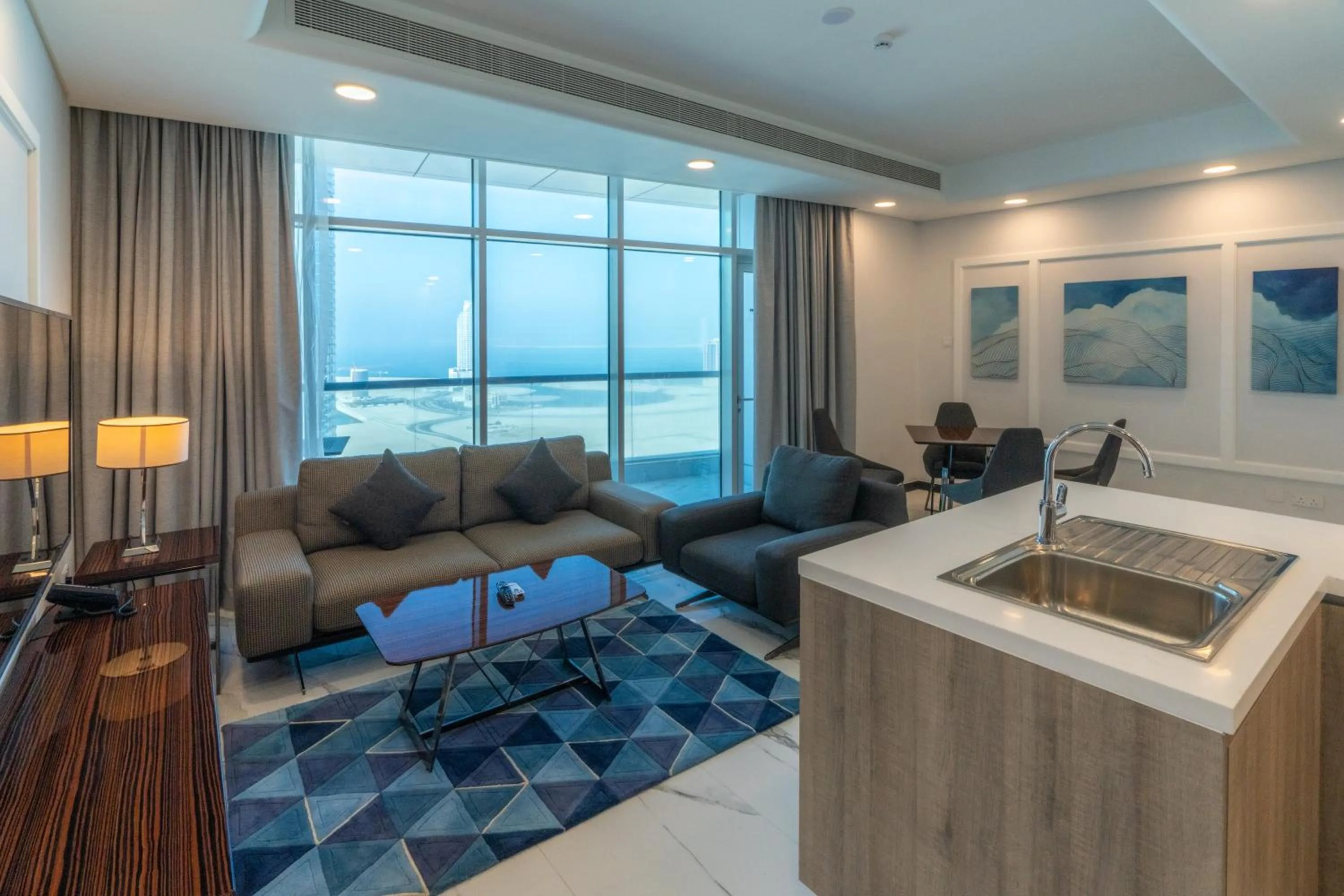 Living room in S Plaza Suites Hotel