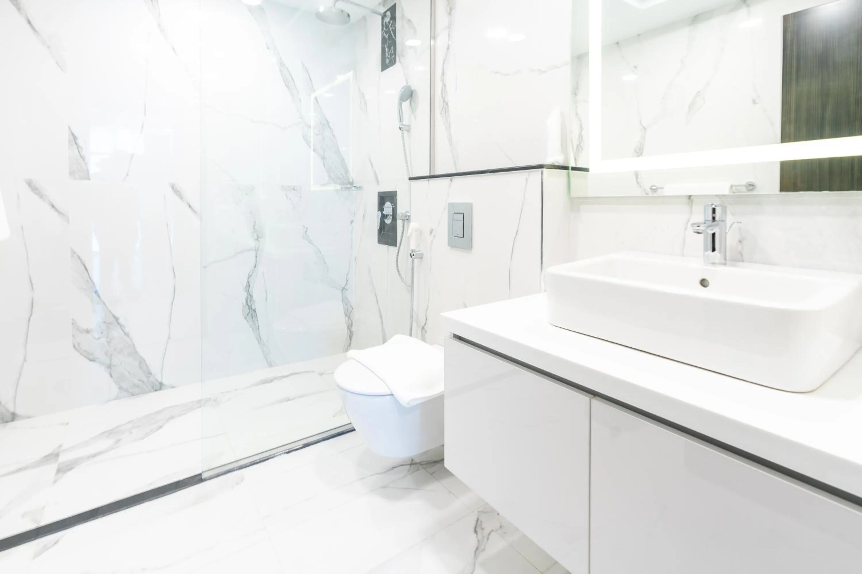 Shower in S Plaza Suites Hotel