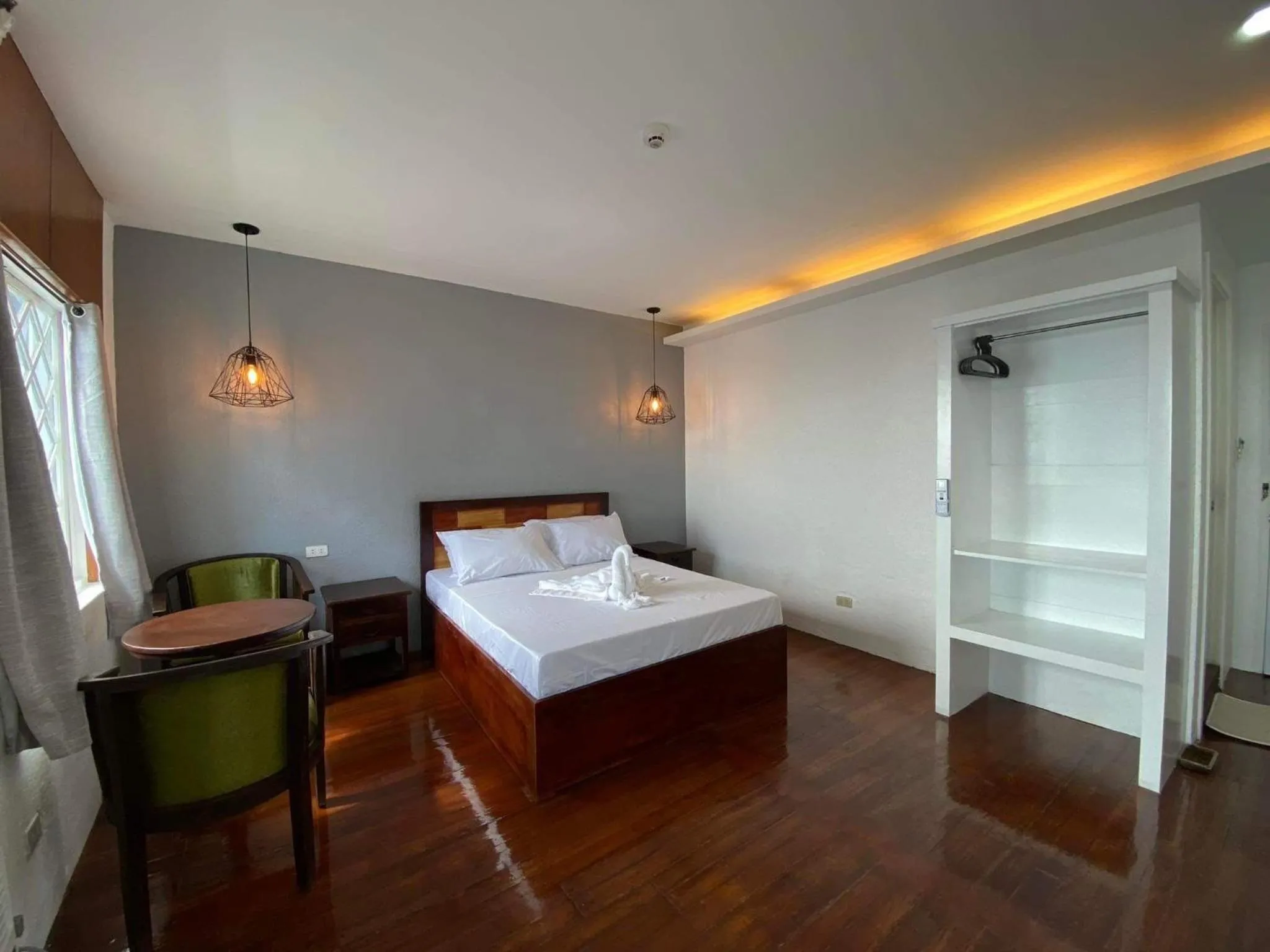 Bed in Dumaguete Seafront Hotel