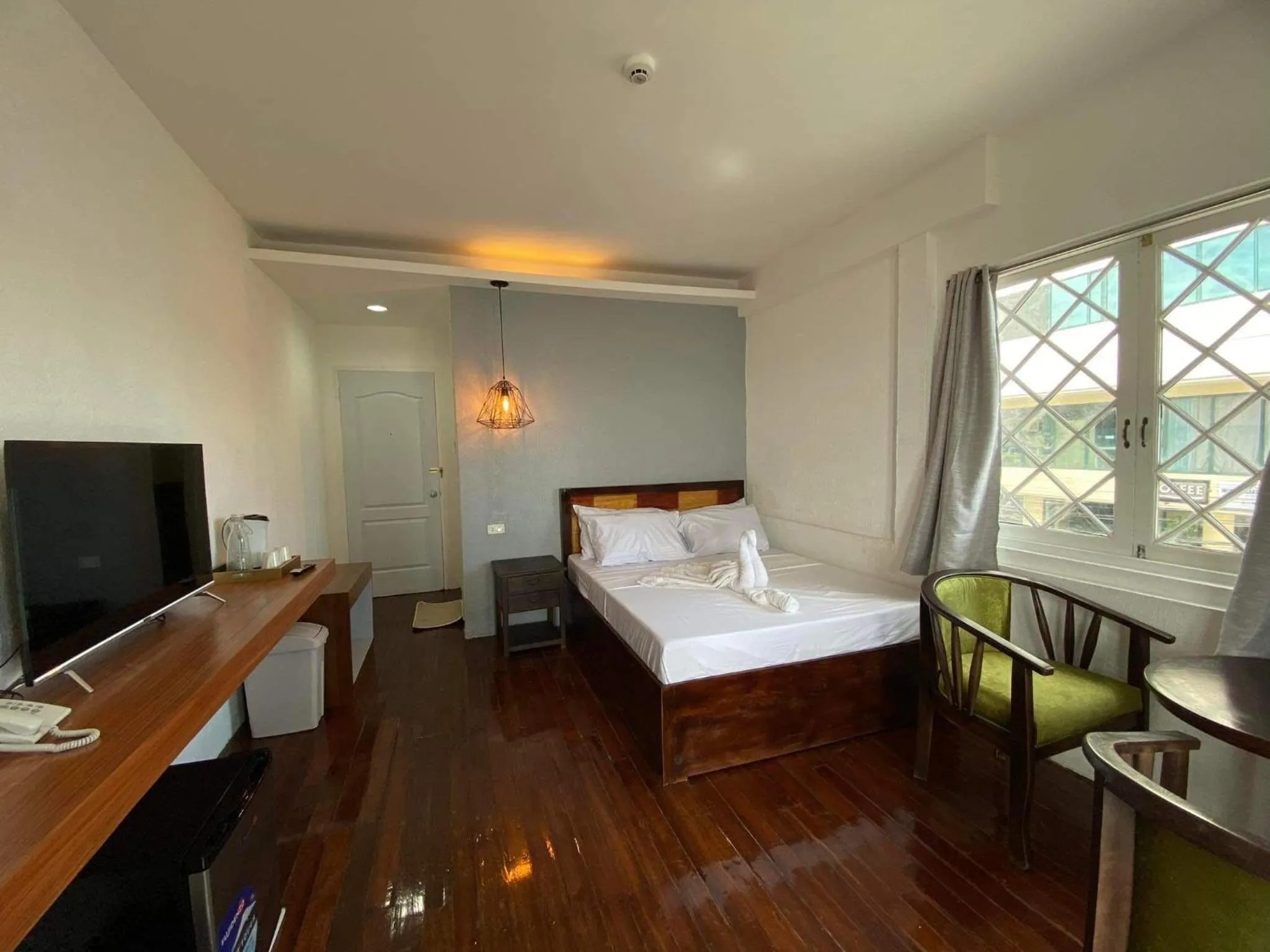 Bed in Dumaguete Seafront Hotel