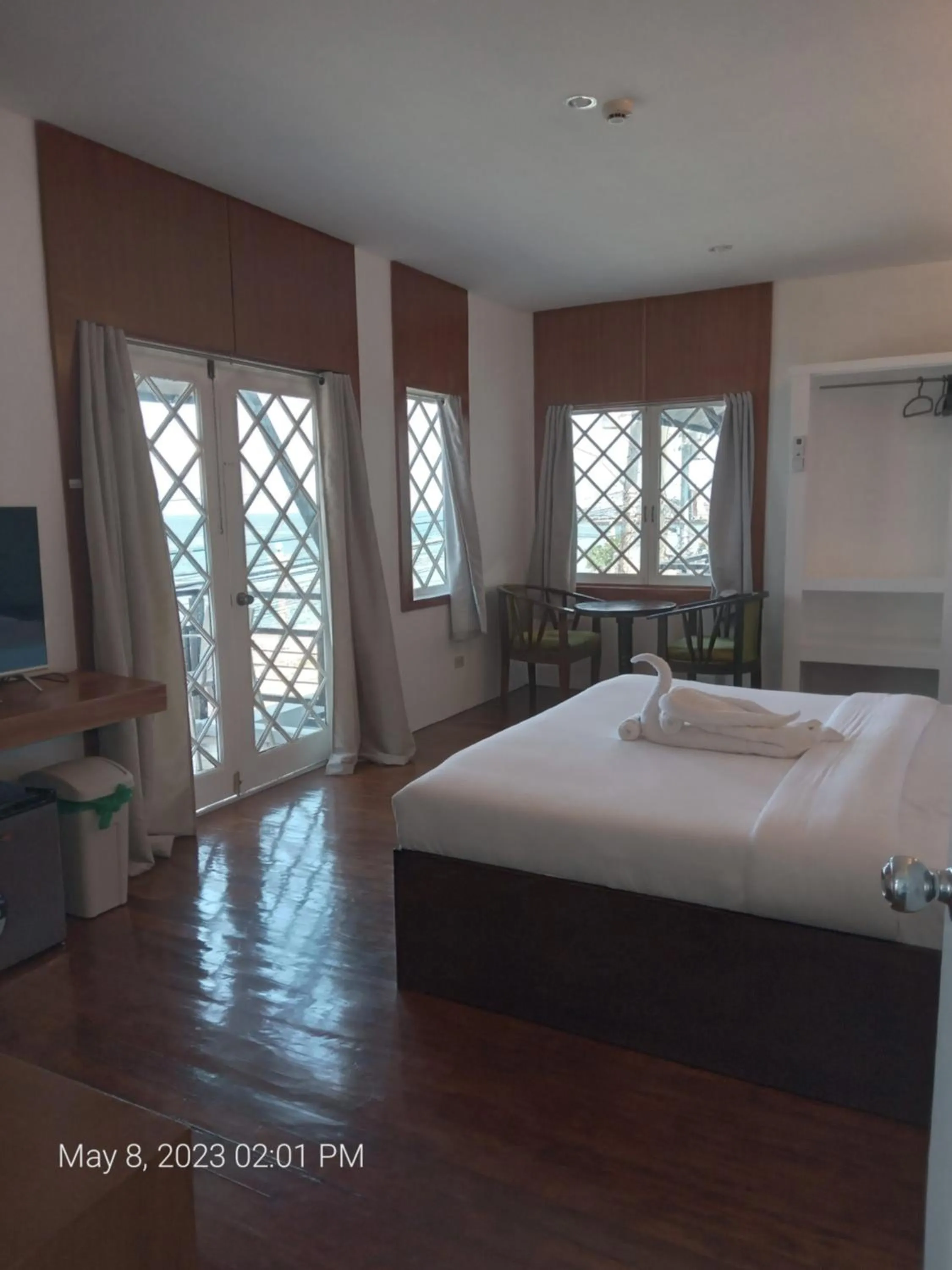 Bed in Dumaguete Seafront Hotel
