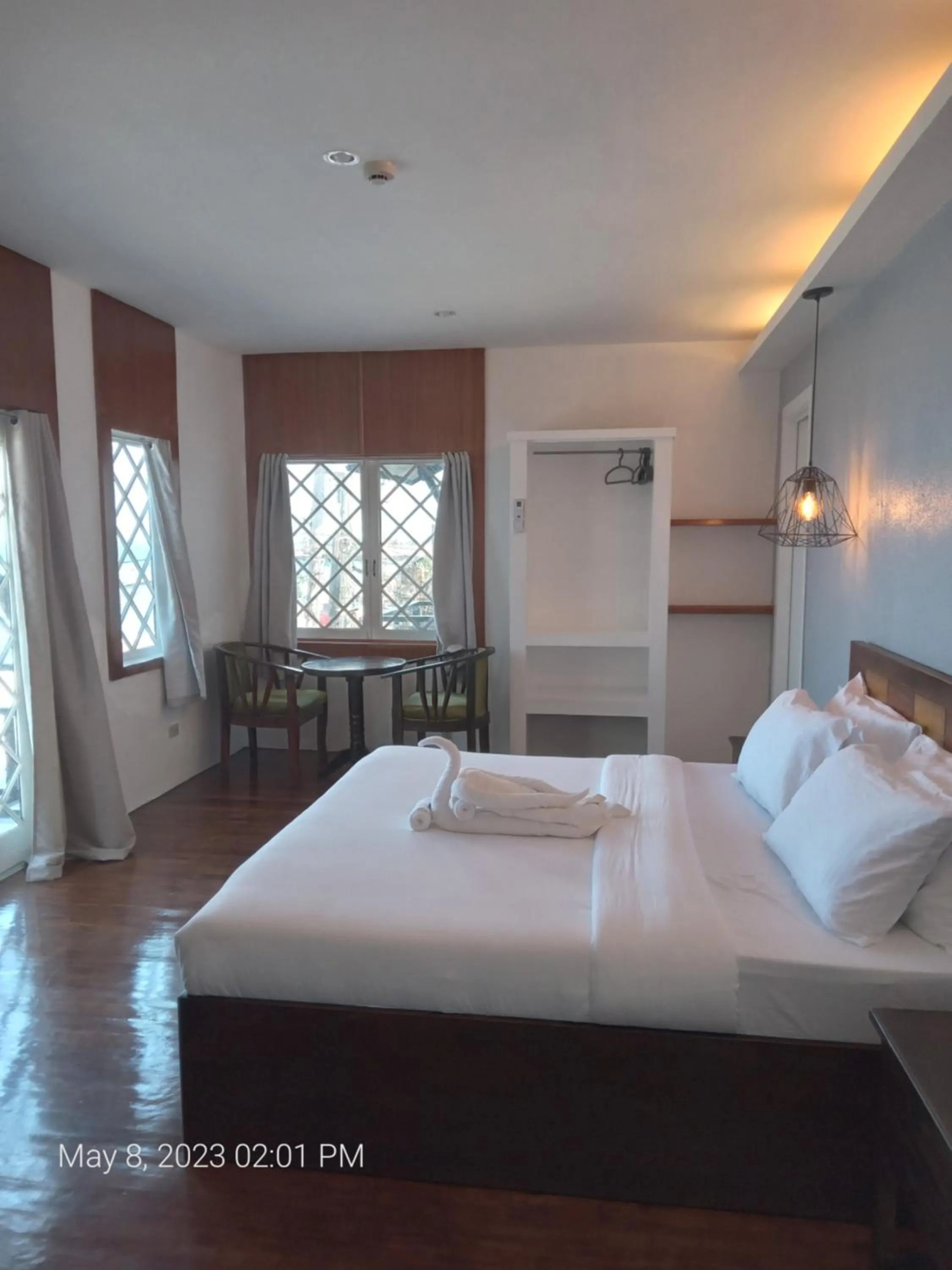 Bed in Dumaguete Seafront Hotel