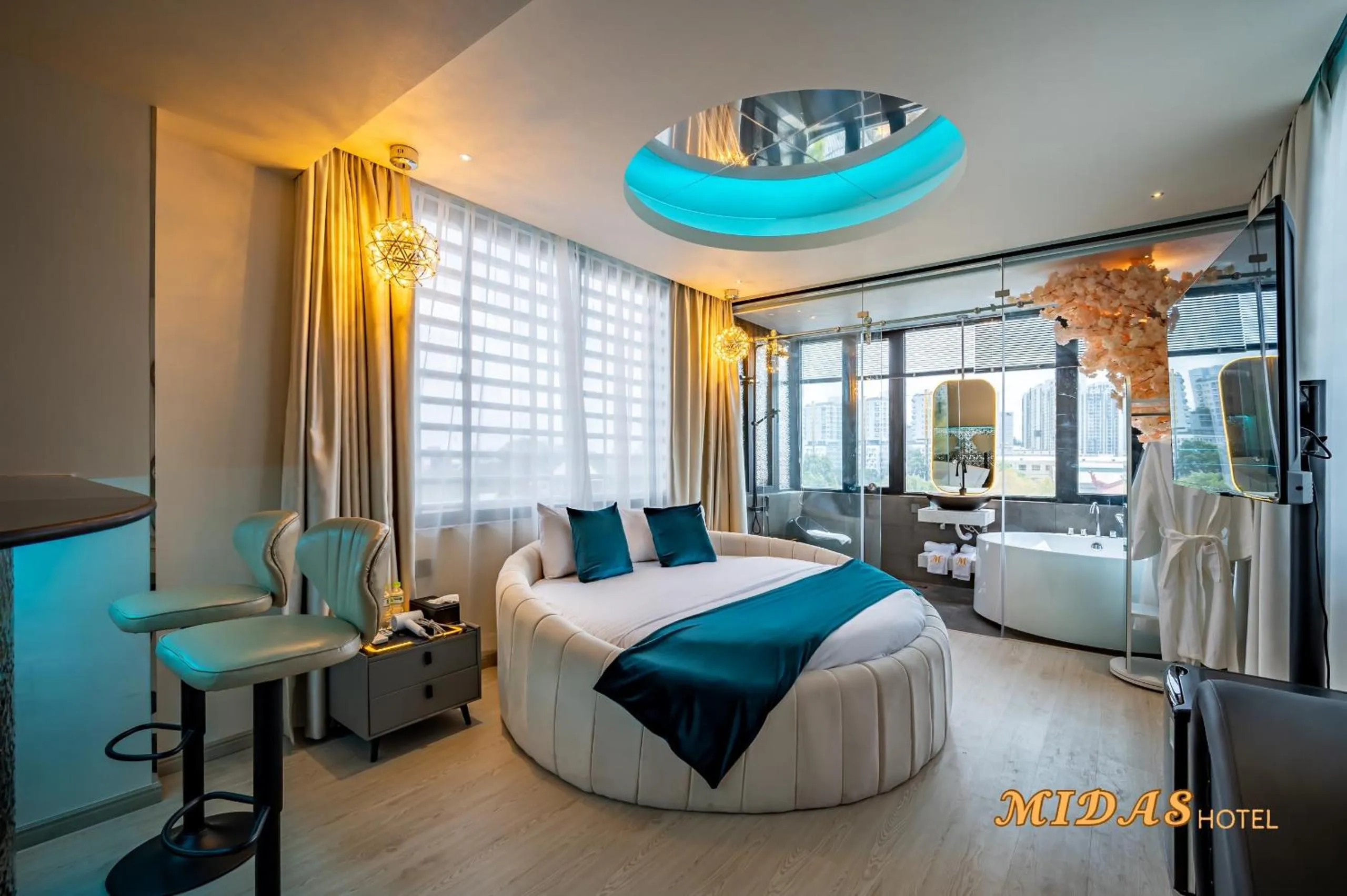 Photo of the whole room, Bed in Midas Hotel