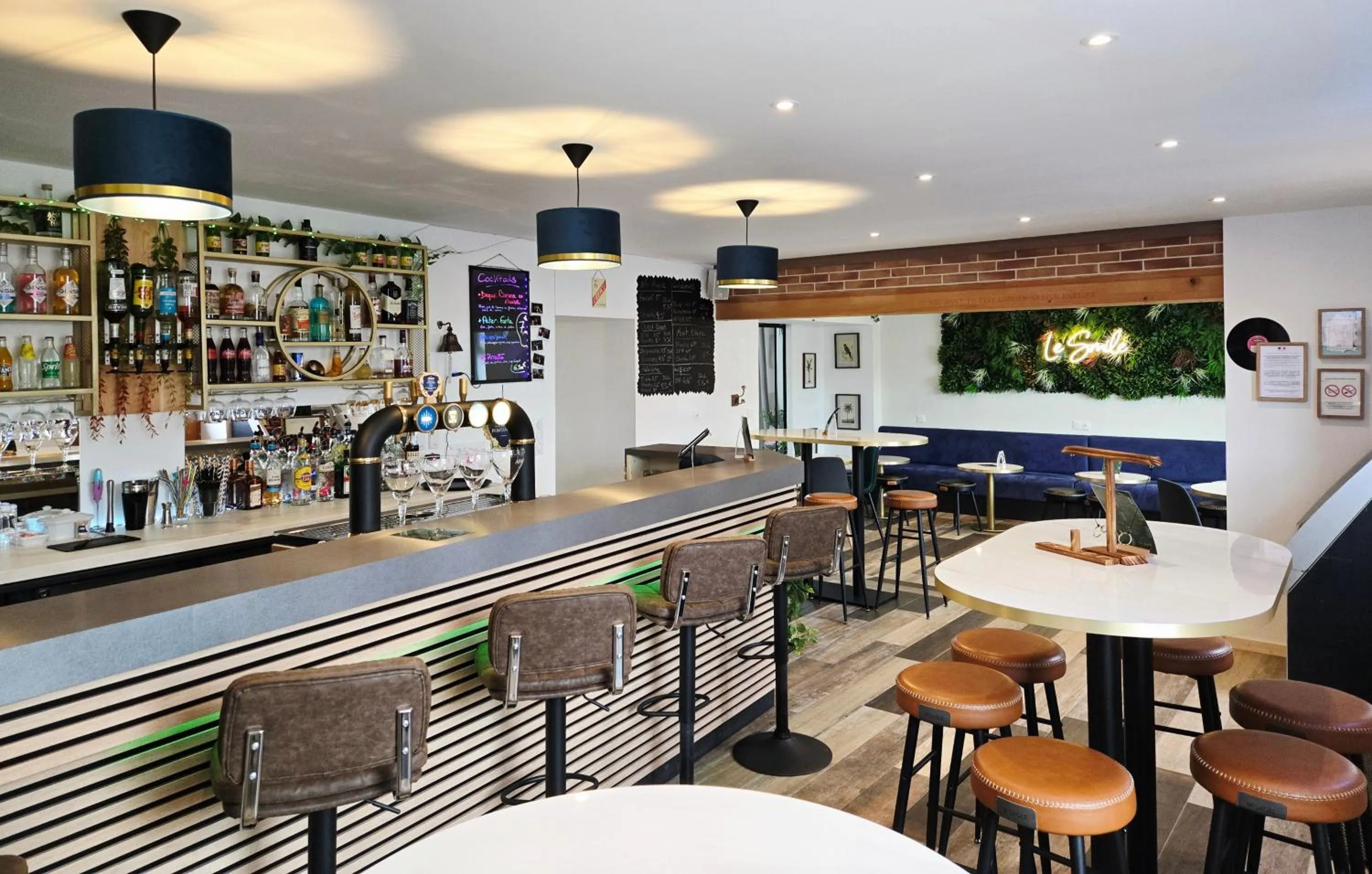 Lounge or bar in Hôtel Le Smile