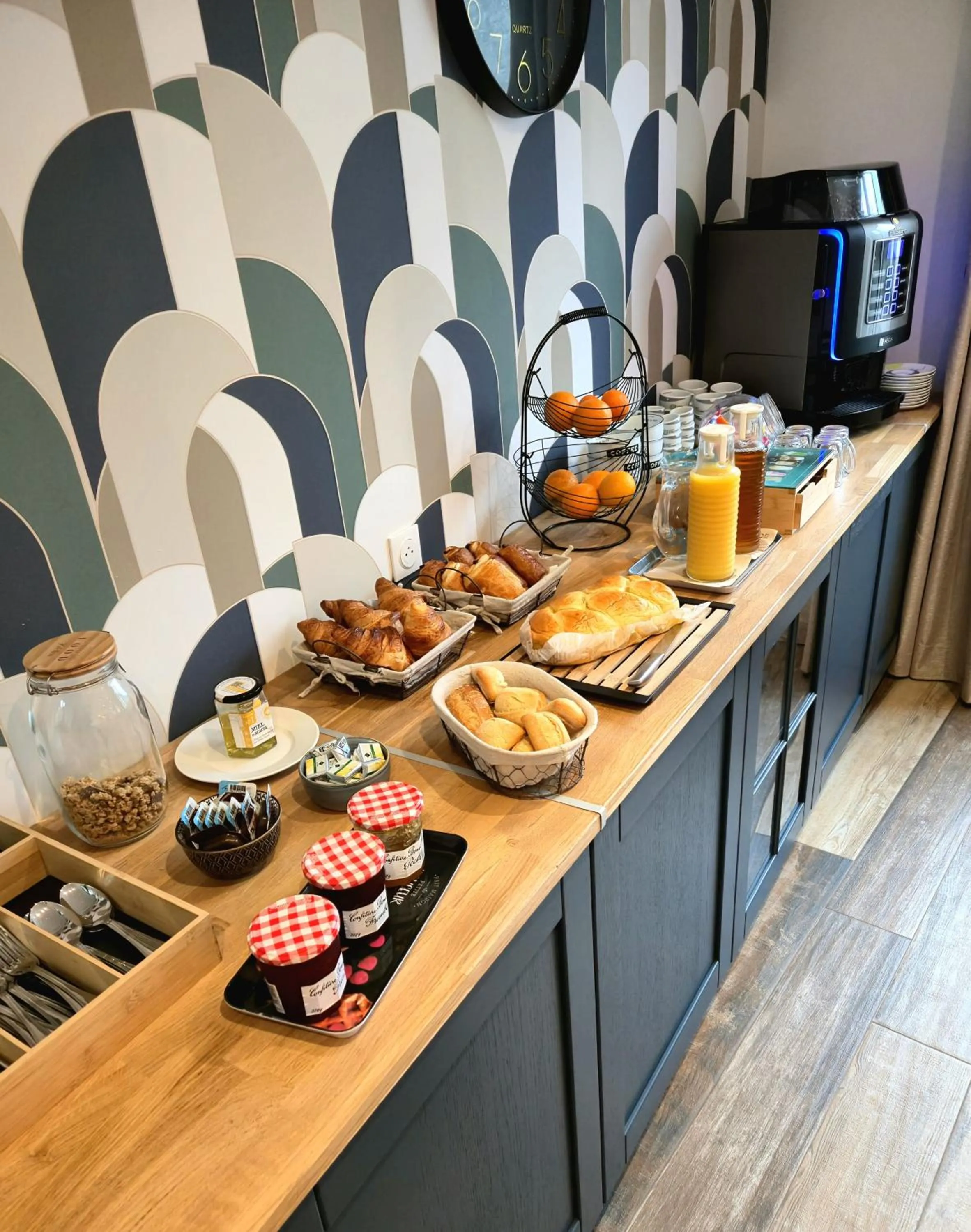 Continental breakfast in Hôtel Le Smile