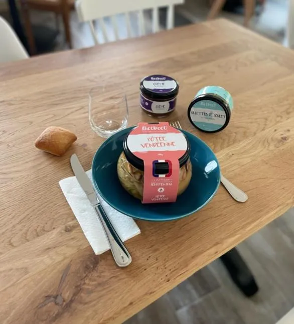 Restaurant/places to eat in Hôtel Le Smile