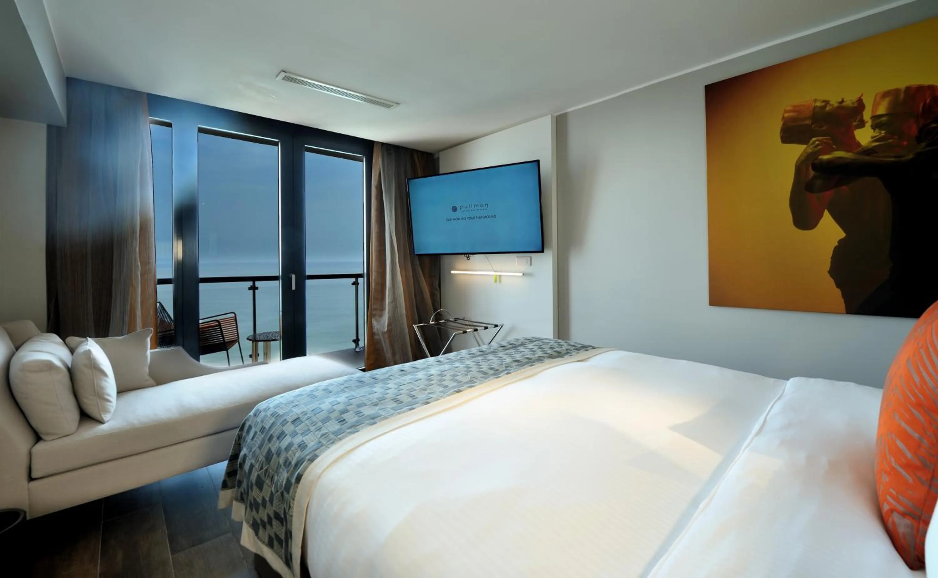 Photo of the whole room, Bed in Pullman Dakar Teranga