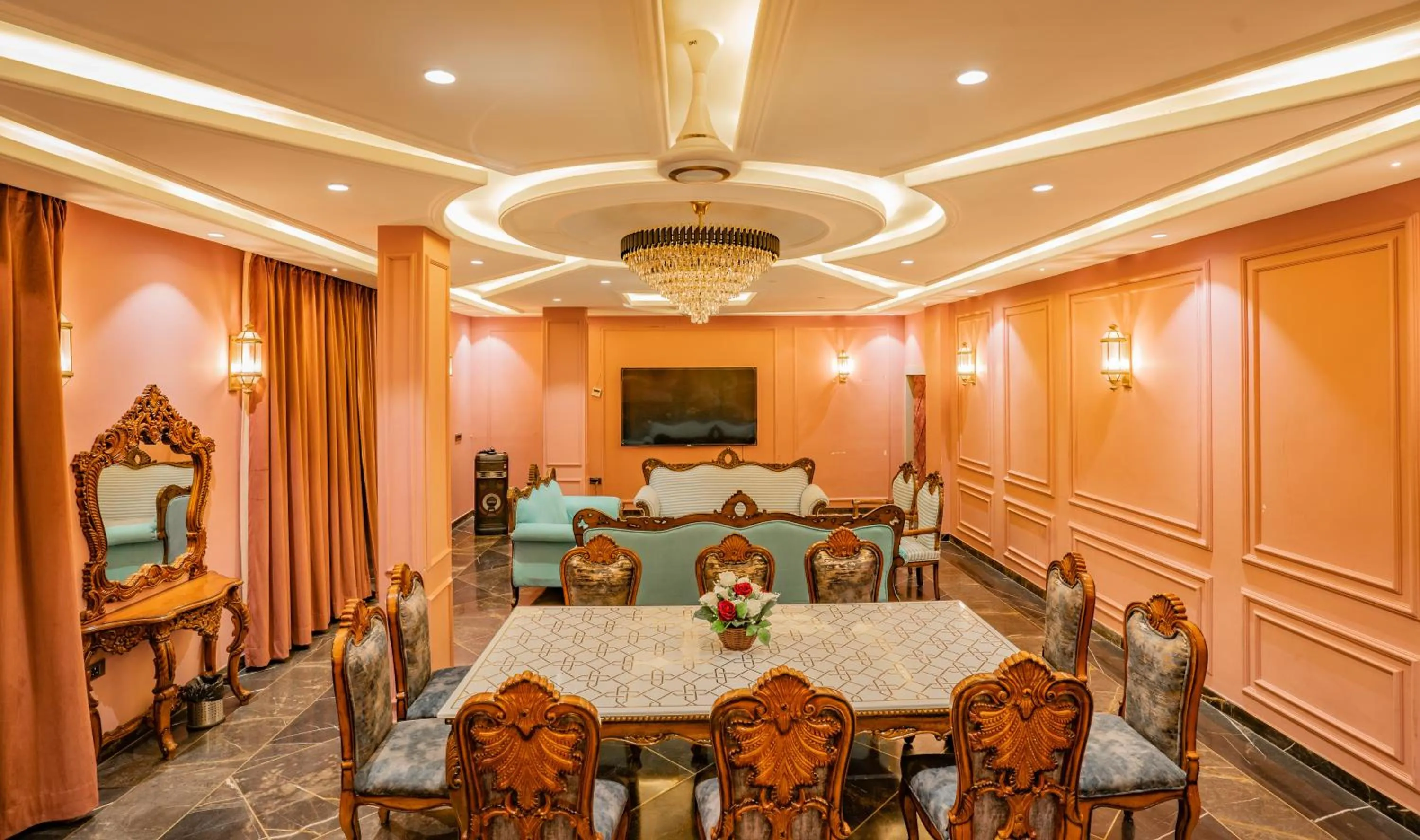 Communal lounge/ TV room in Tripli Hotels White Manor