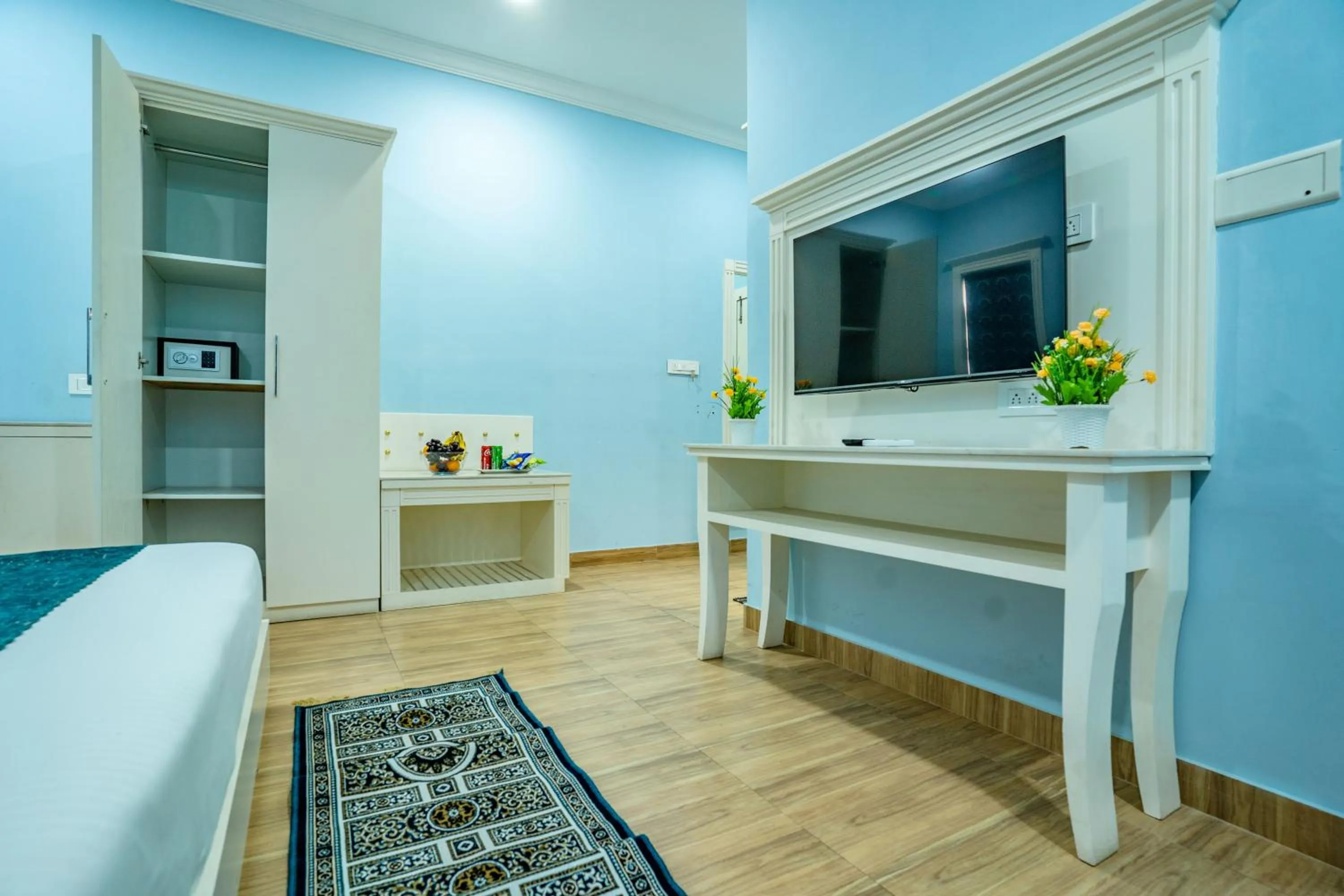 TV and multimedia in Tripli Hotels White Manor