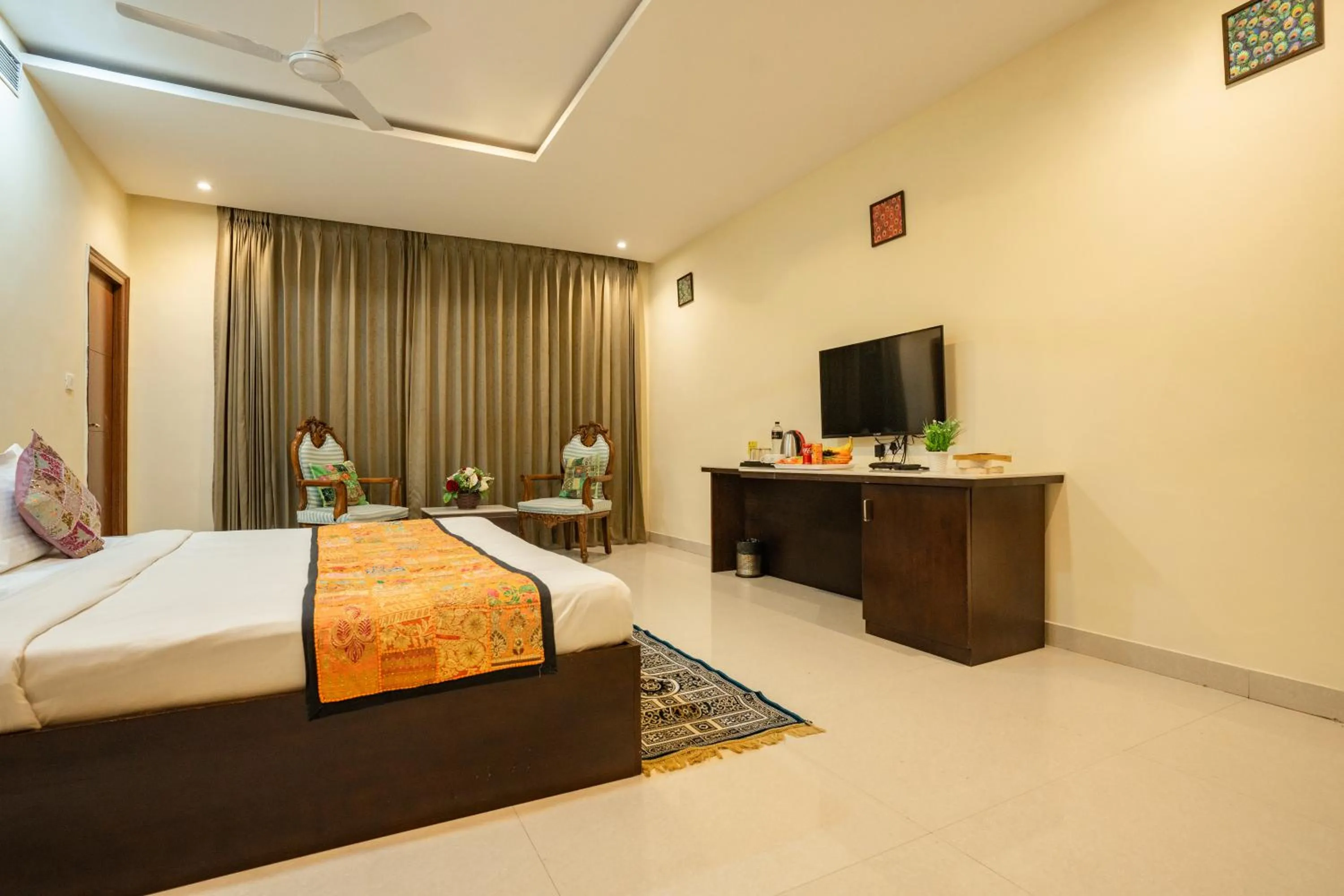 Bed in Tripli Hotels White Manor