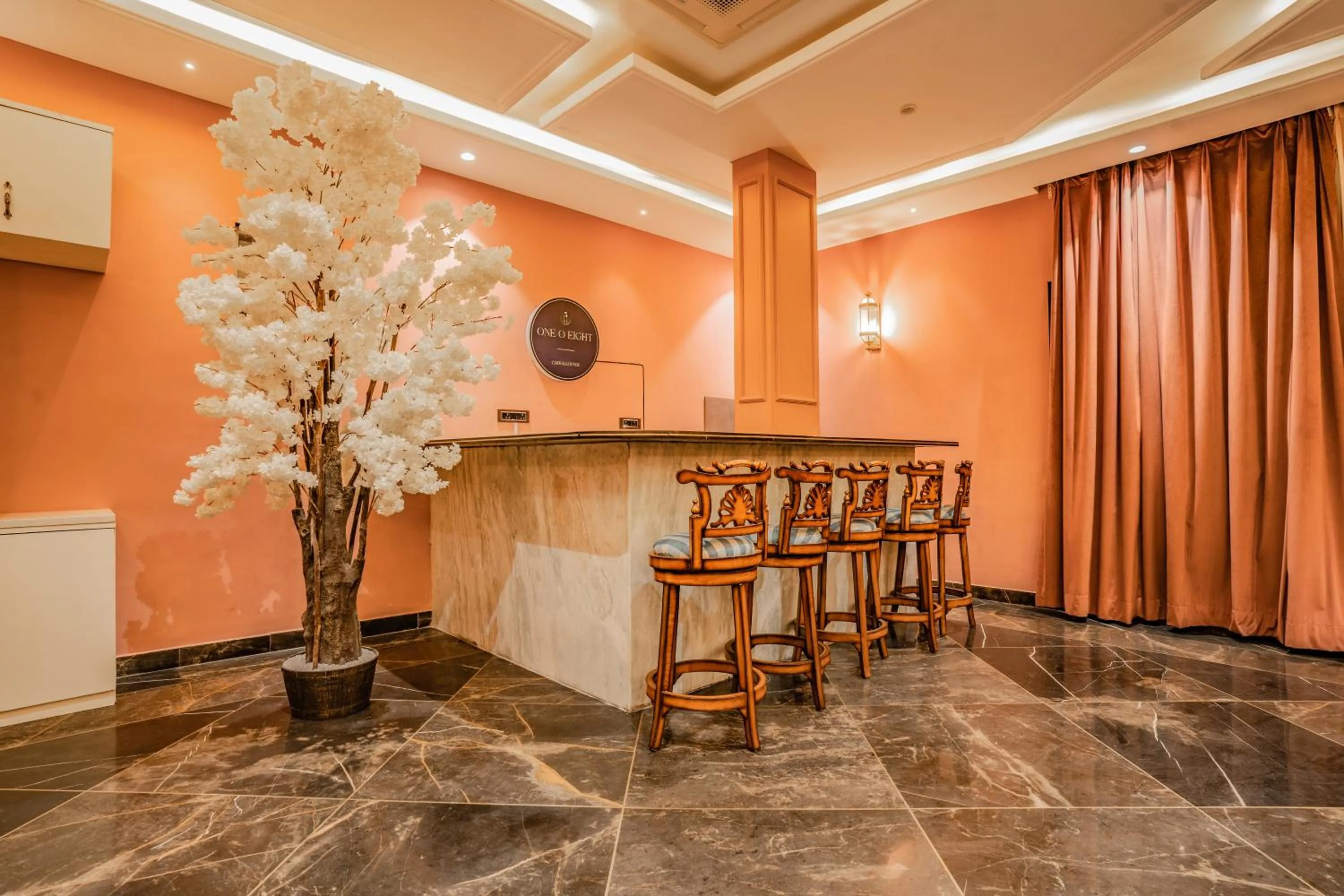 Restaurant/places to eat in Tripli Hotels White Manor