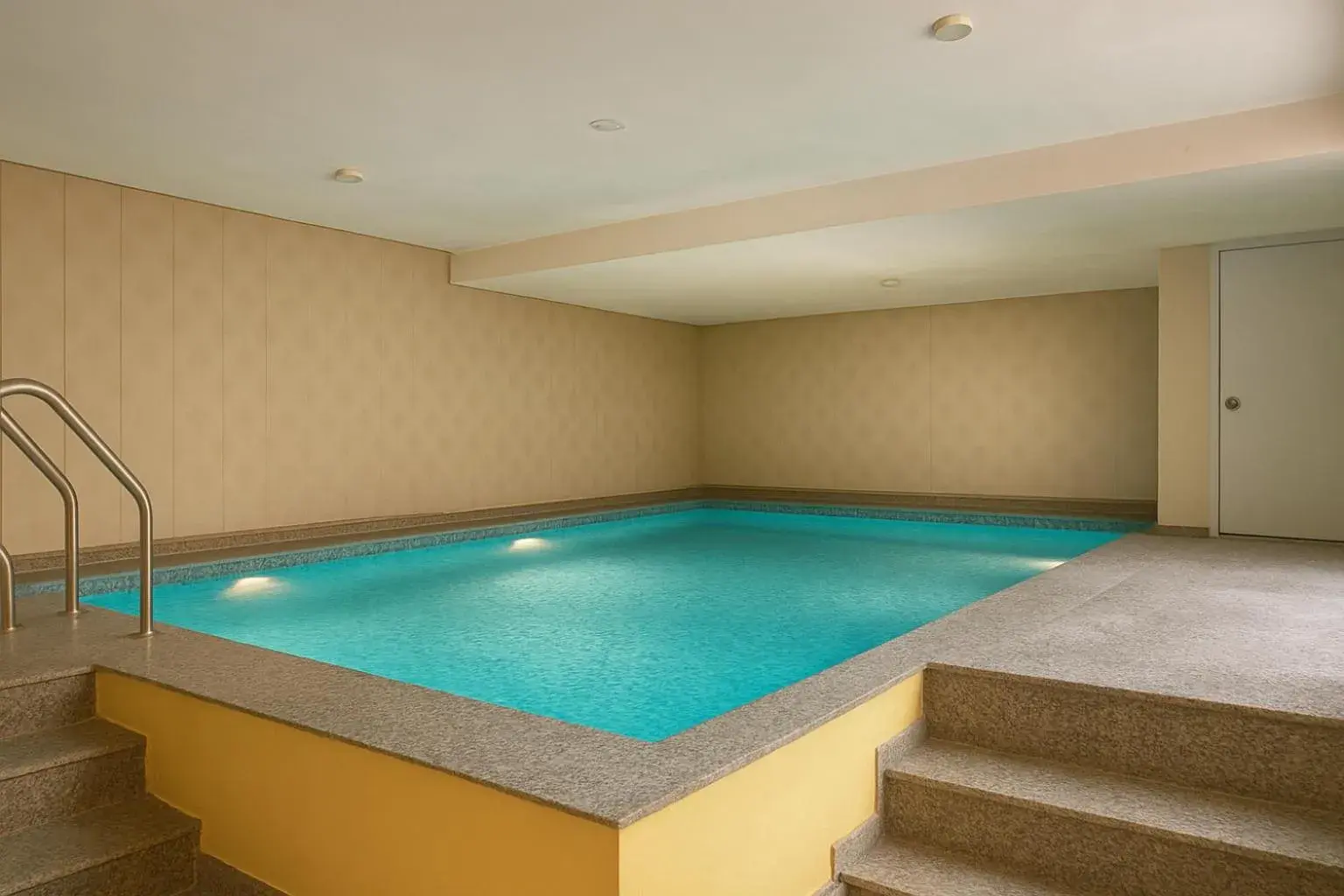 Swimming pool in Tripli Hotels White Manor Swimming pool in Tripli Hotels White Manor