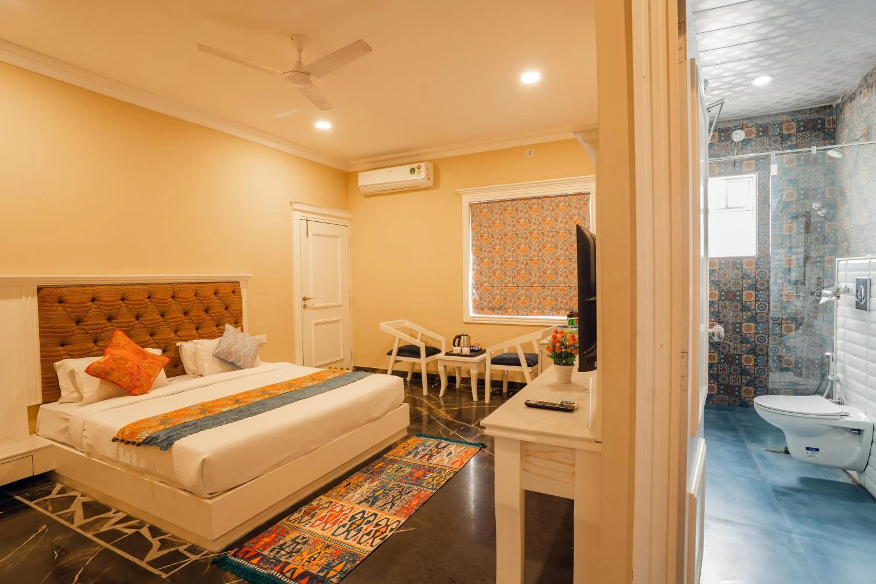 Bathroom, Bed in Tripli Hotels White Manor