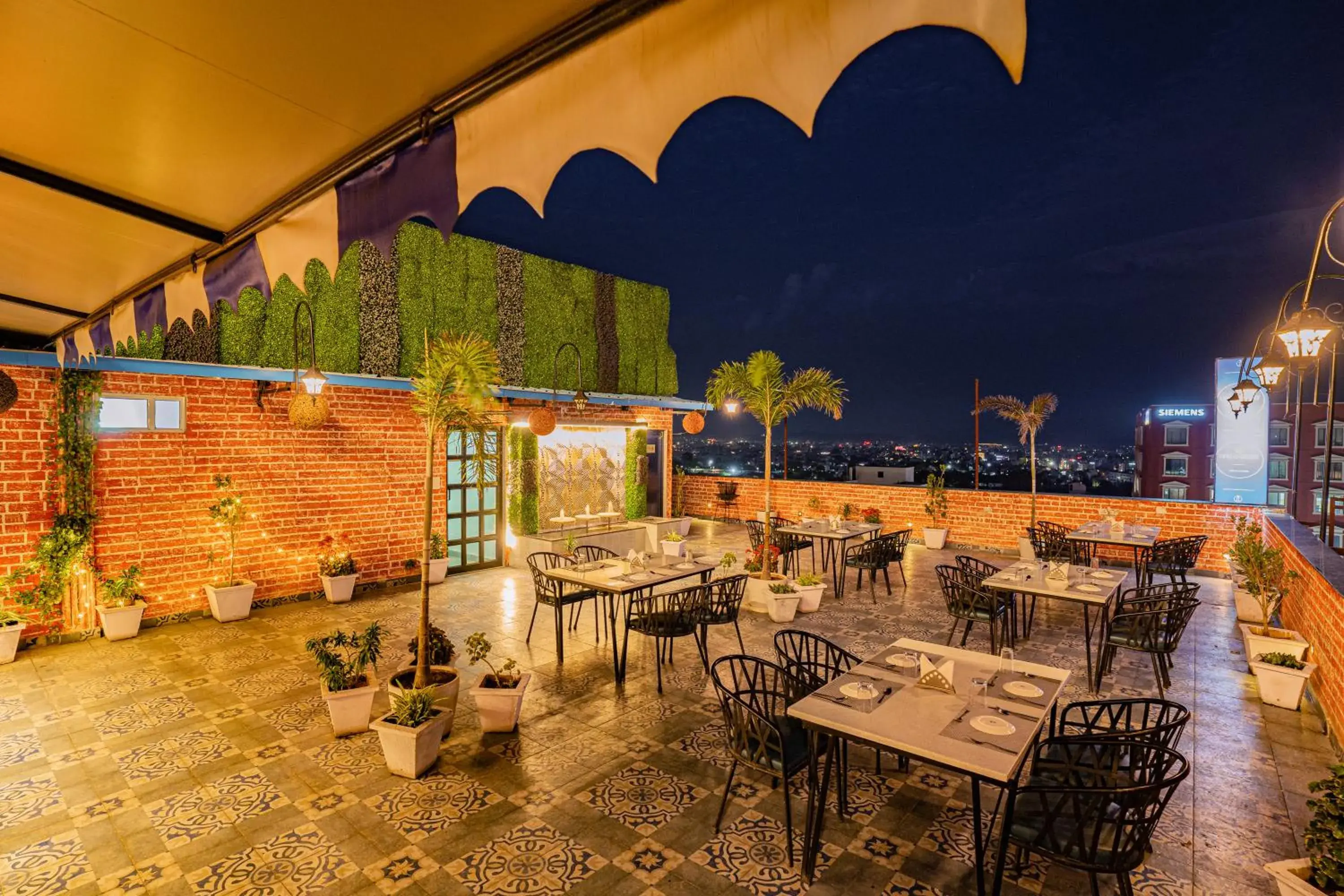 Restaurant/places to eat in Tripli Hotels White Manor Restaurant/places to eat in Tripli Hotels White Manor