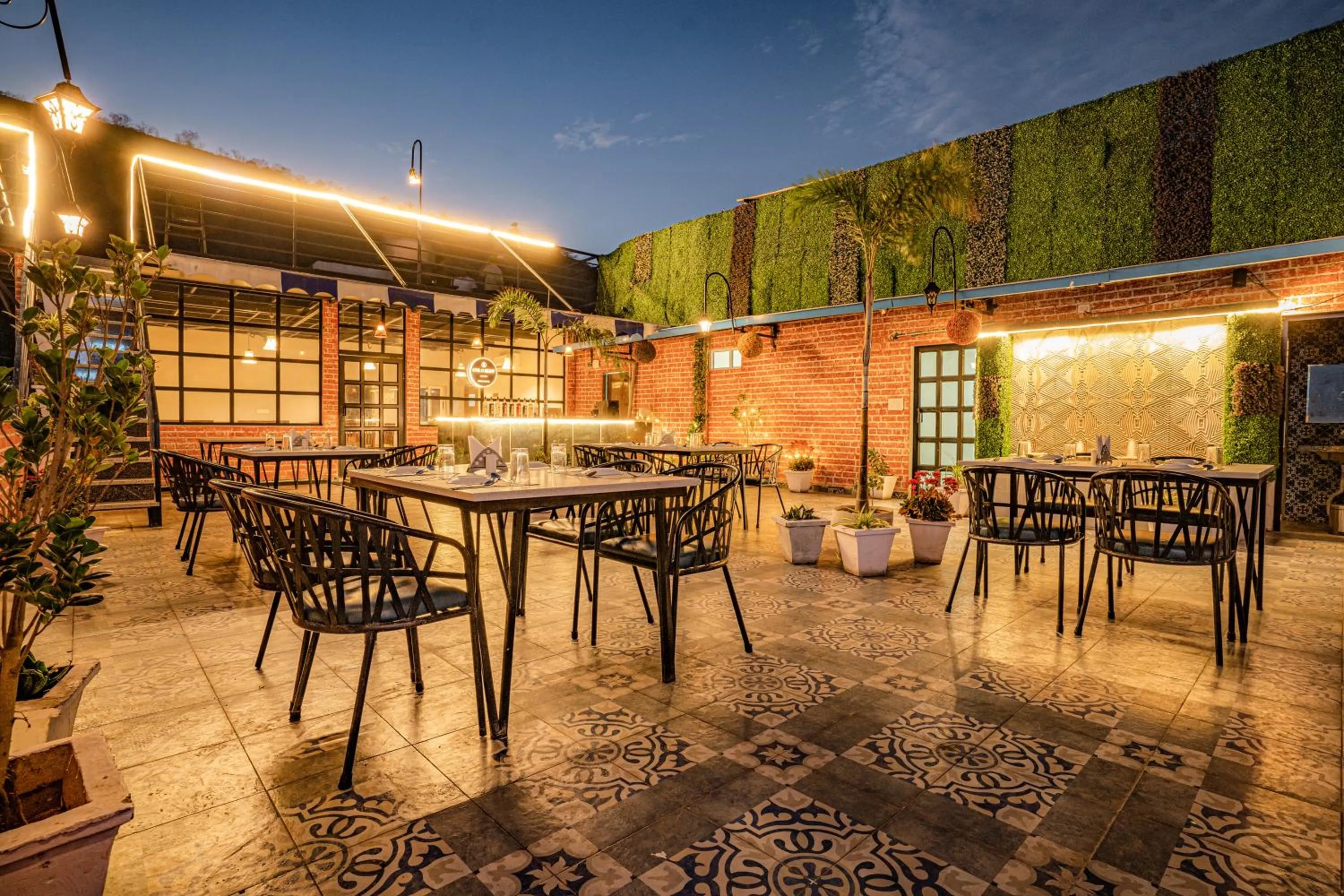 Restaurant/places to eat in Tripli Hotels White Manor