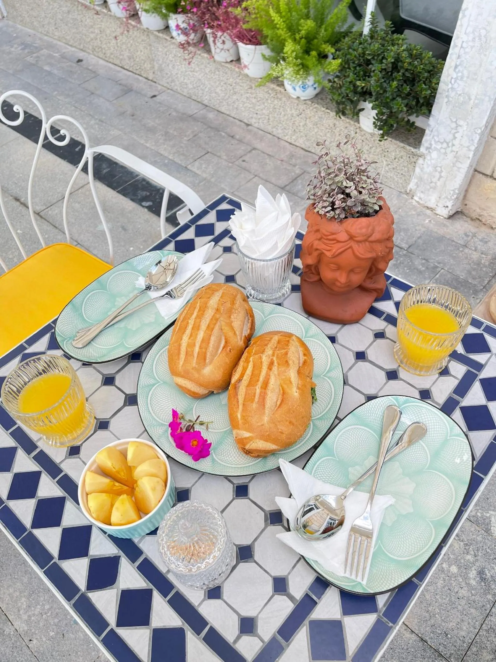 Food and drinks in Le Bonheur Hotel