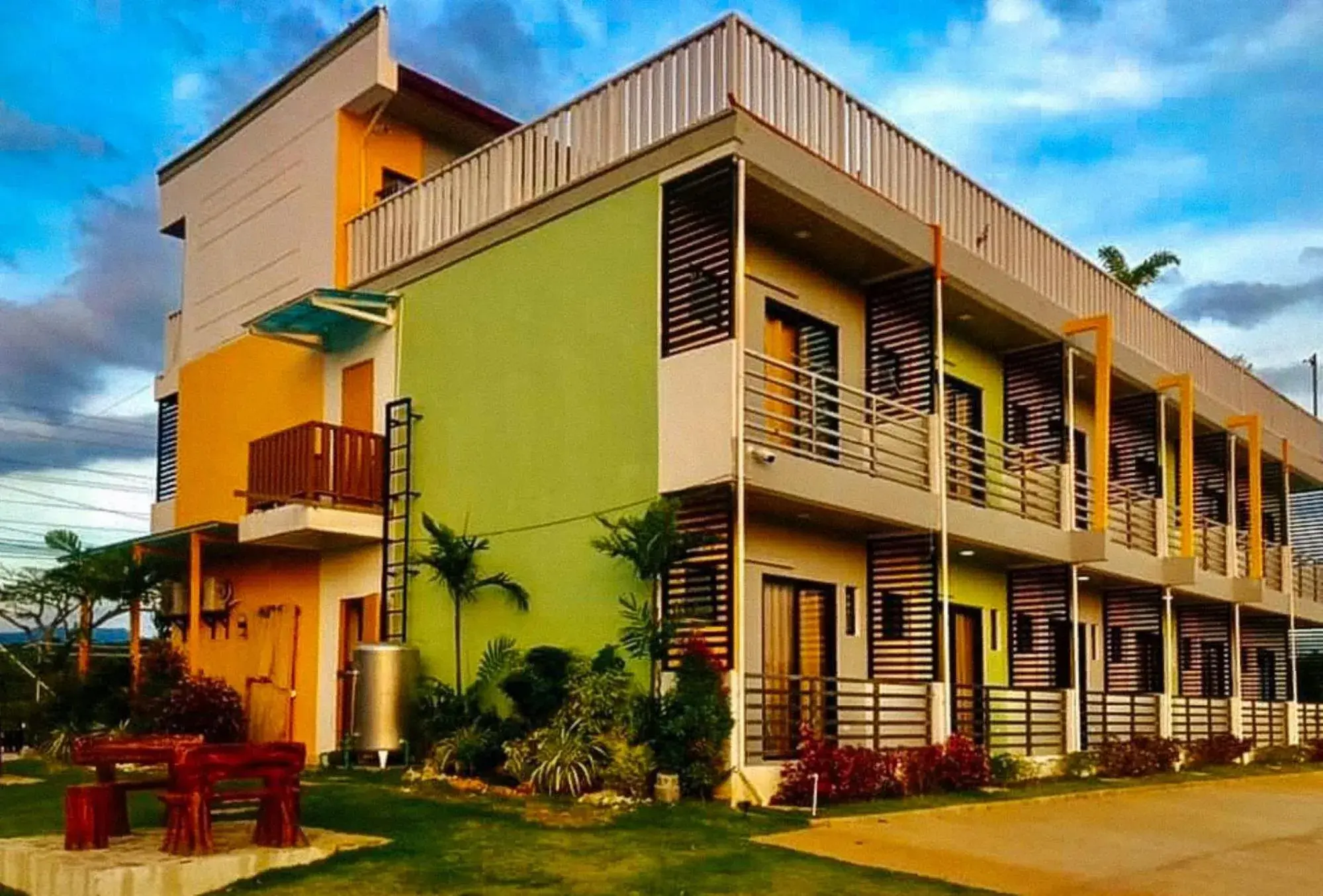 Property building in Jeanine's Travellers Inn by RedDoorz Property building in Jeanine's Travellers Inn by RedDoorz