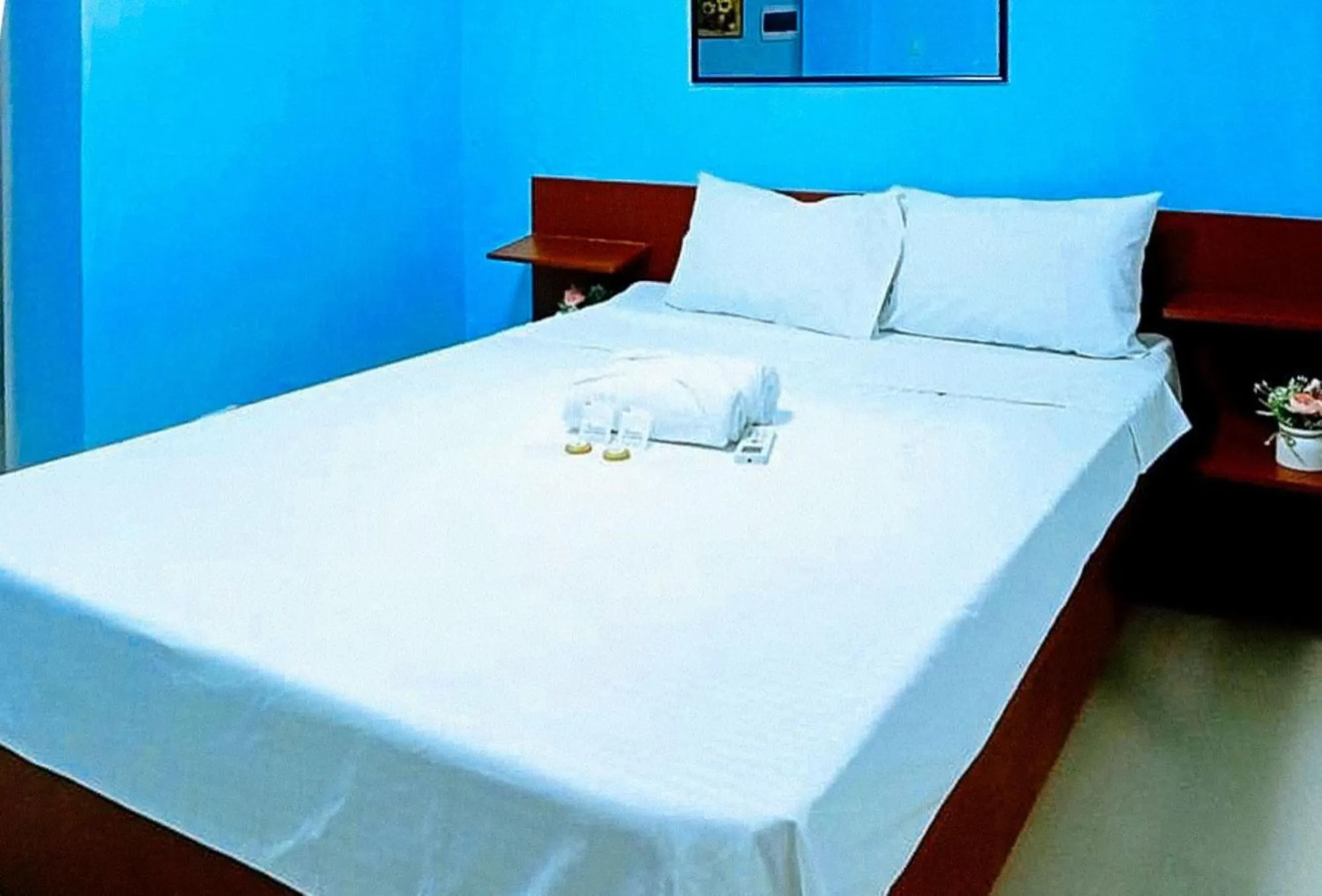 Bed in Jeanine's Travellers Inn by RedDoorz